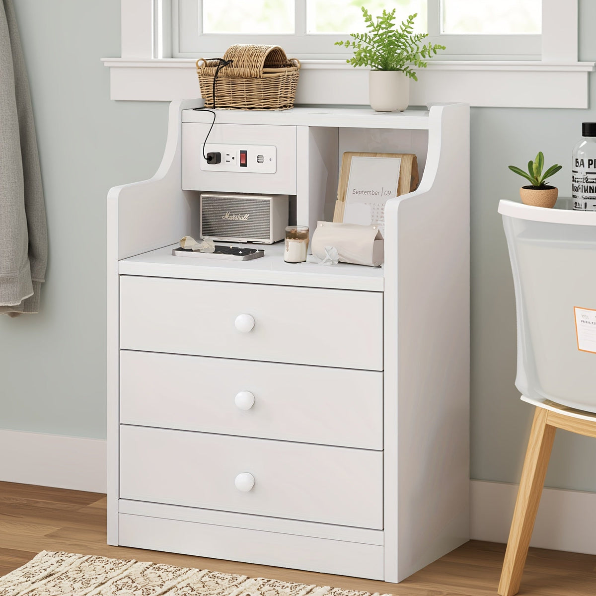 Table de chevet avec station de charge – 2 ports USB et 2 prises, étagère et 3 tiroirs, bout de canapé pour chambre, salon et bureau, gris ou blanc
