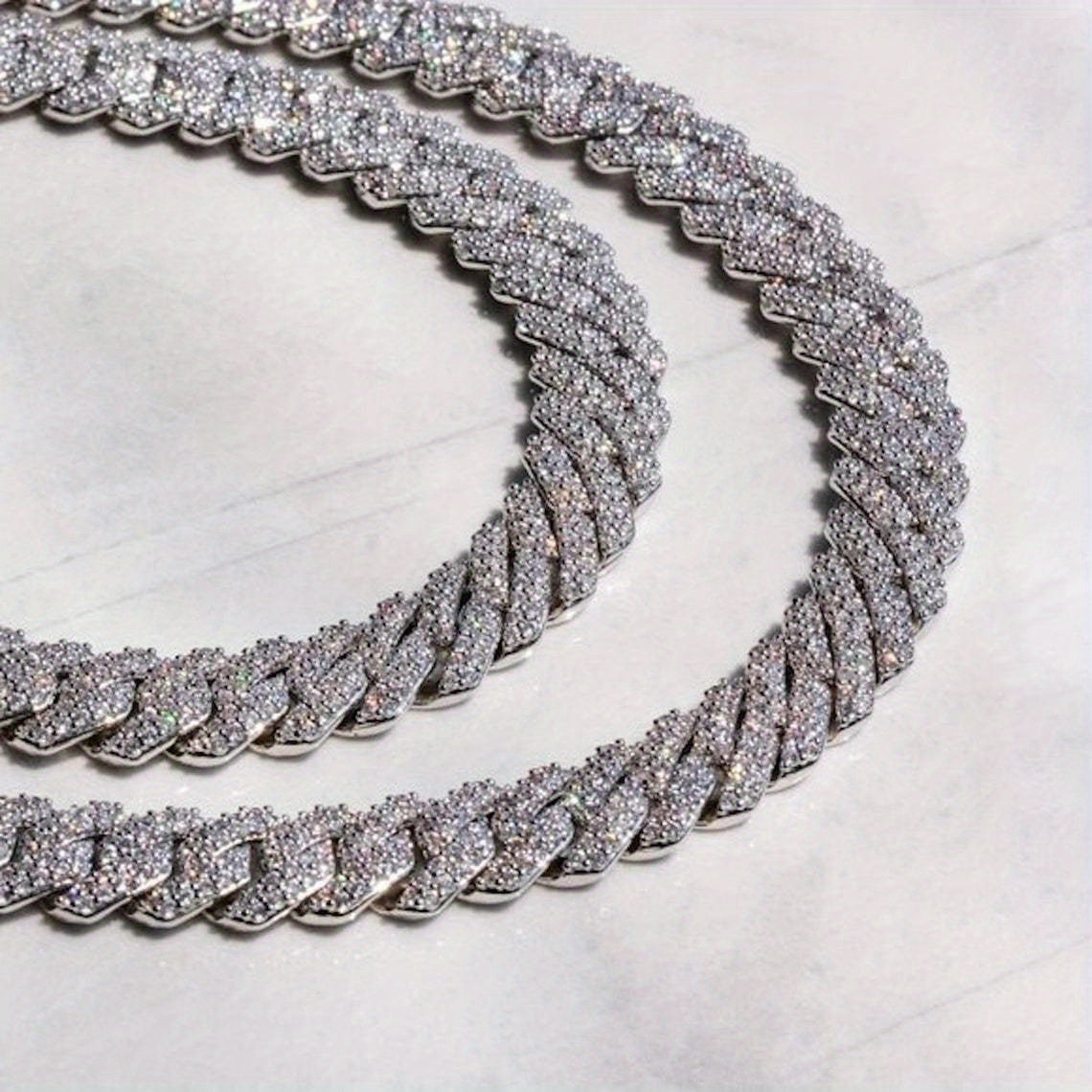 Collier chaîne maille cubaine pour homme style hip-hop avec incrustation de pierres synthétiques – Tons argent et or, 45 cm / 50 cm, coffret cadeau inclus, bijou audacieux pour toutes les occasions