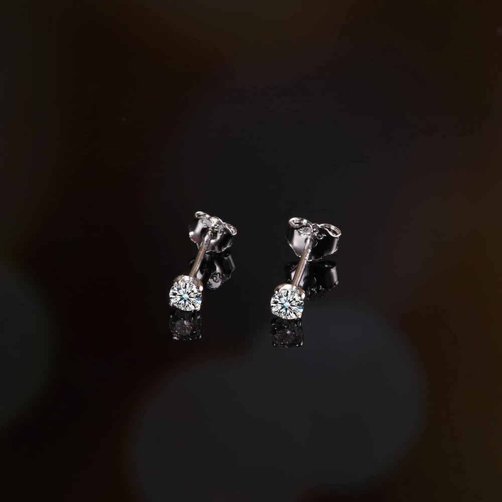 Boucles d'oreilles puces en moissanite 0,1 ct, couleur D, VVS1, taille ronde, tiges en argent sterling 925 plaqué platine, style minimaliste japonais et coréen, pour usage quotidien, cadeau pour femmes et filles