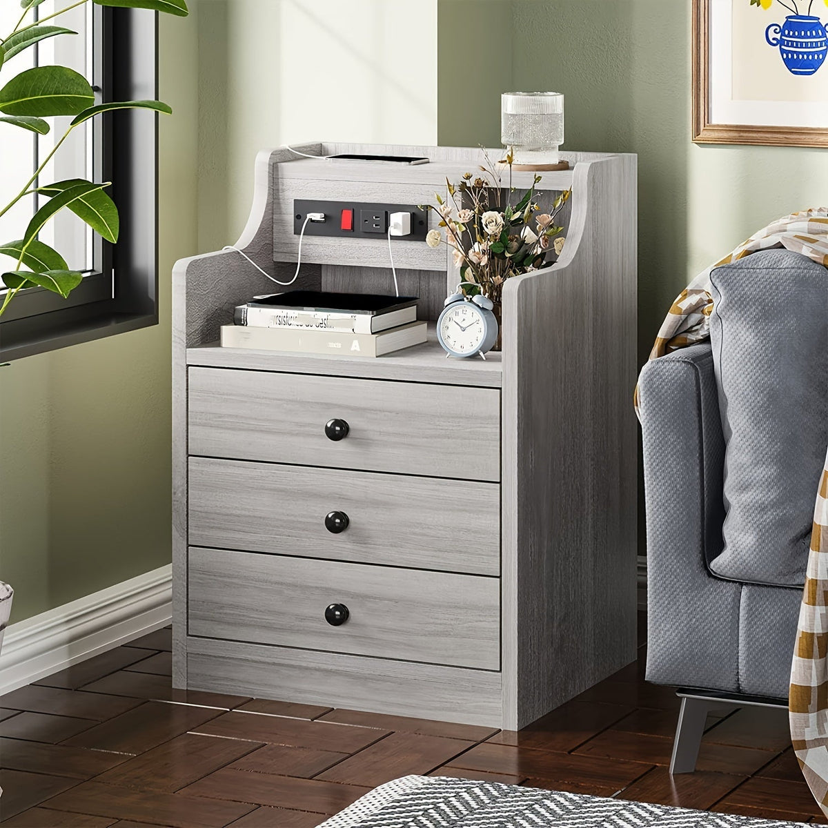Table de chevet avec station de charge – 2 ports USB et 2 prises, étagère et 3 tiroirs, bout de canapé pour chambre, salon et bureau, gris ou blanc
