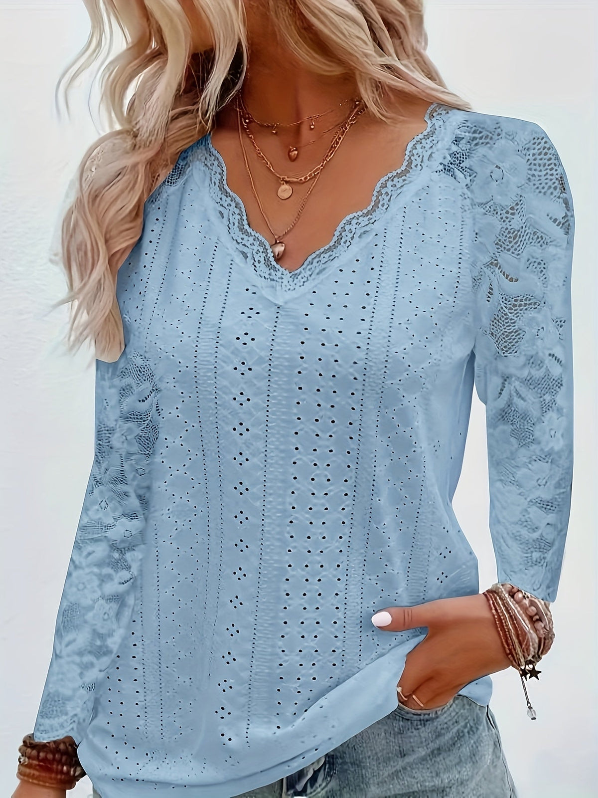 T-shirt à manches longues pour femme avec col en V en dentelle contrastante et œillets - Haut décontracté à bordure en dentelle florale élégante pour le printemps et l'automne