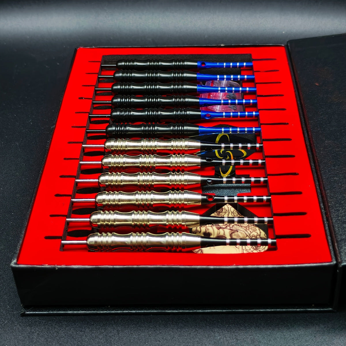 Ensemble de fléchettes à pointe en acier avec ailettes tête de mort – Coffret cadeau deluxe, pointe en fer et tige en alliage d'aluminium, tailles multiples – pour divertissement en club, compétitions sportives et parties de fléchettes décontractées