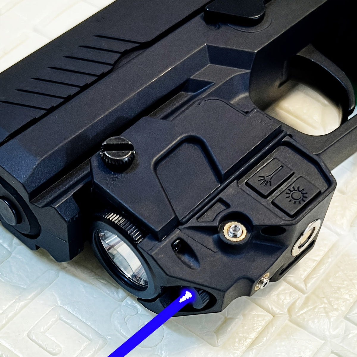 Combo lampe torche LED et viseur laser vert tactique pour rail Picatinny, ambidextre, rechargeable par USB, compatible pistolets à air comprimé, armes de poing, fusils de chasse et carabines, compact et léger 55 g