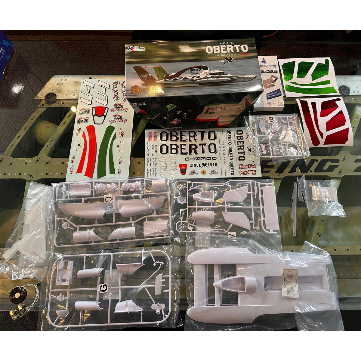 Maquette plastique d'hydravion Unlimited Oh Boy Oberto à l'échelle 1/25 – 51 pièces, présentoir en acrylique avec puce sonore, peintures, colle, pinceaux et décalcomanies à l'eau, cadeau de collection pour les fans d'hydravions