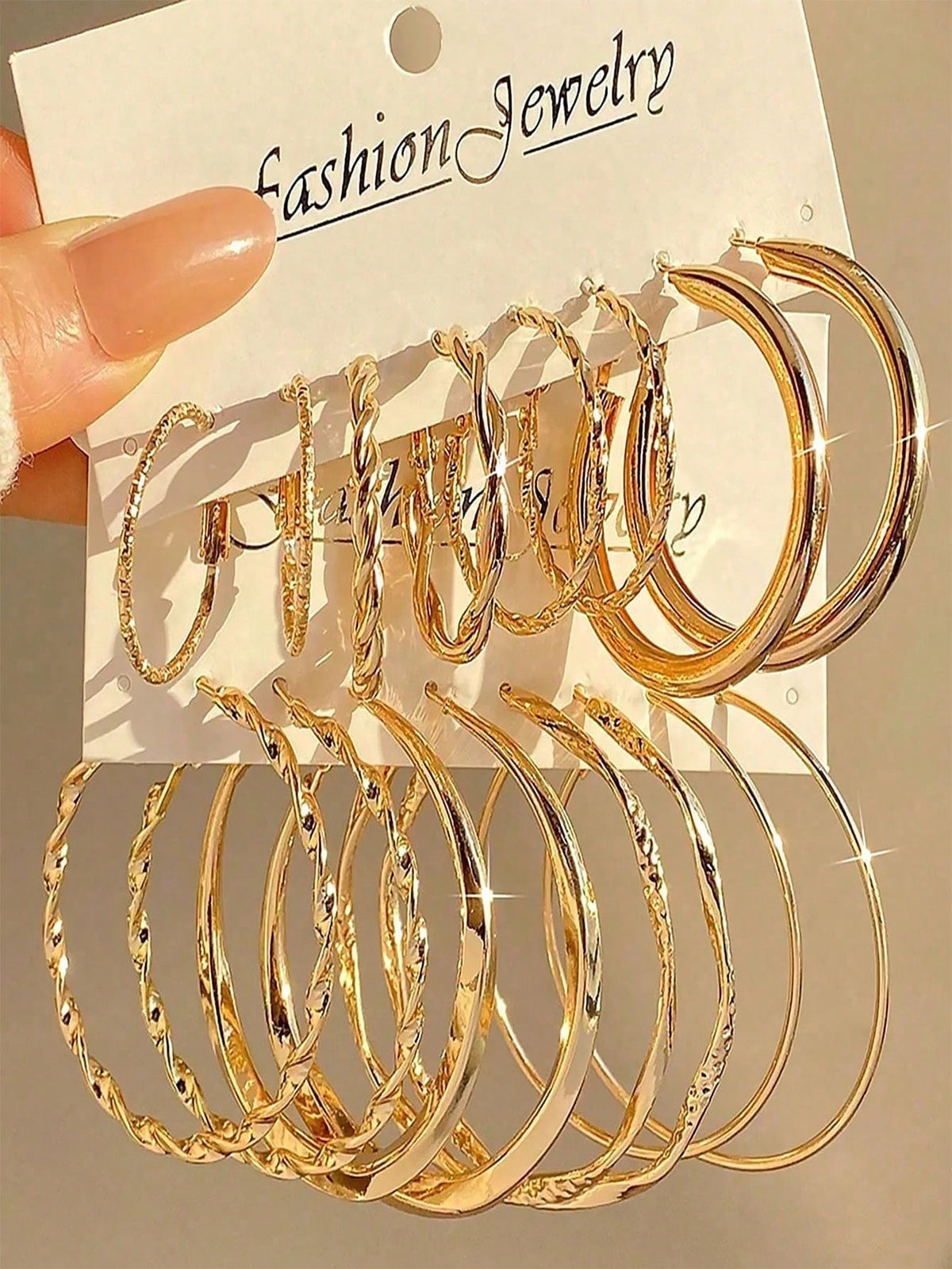 Lot de 16 boucles d'oreilles minimalistes en métal torsadé pour femme – Coffret cadeau hypoallergénique composé de clous et de créoles dorés pour le quotidien, les fêtes et les occasions spéciales