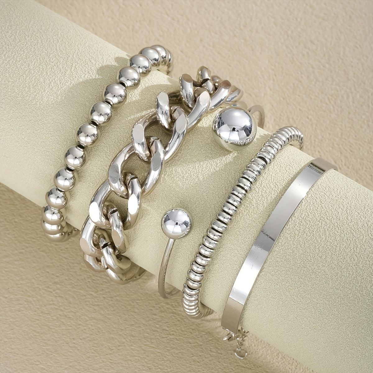 Ensemble de 5 bracelets à grosses mailles et perles pour femmes – Bijoux fantaisie superposables, tons doré et argenté, parfaits pour le quotidien, les rendez-vous, les vacances, les fêtes et comme cadeau pour petite amie