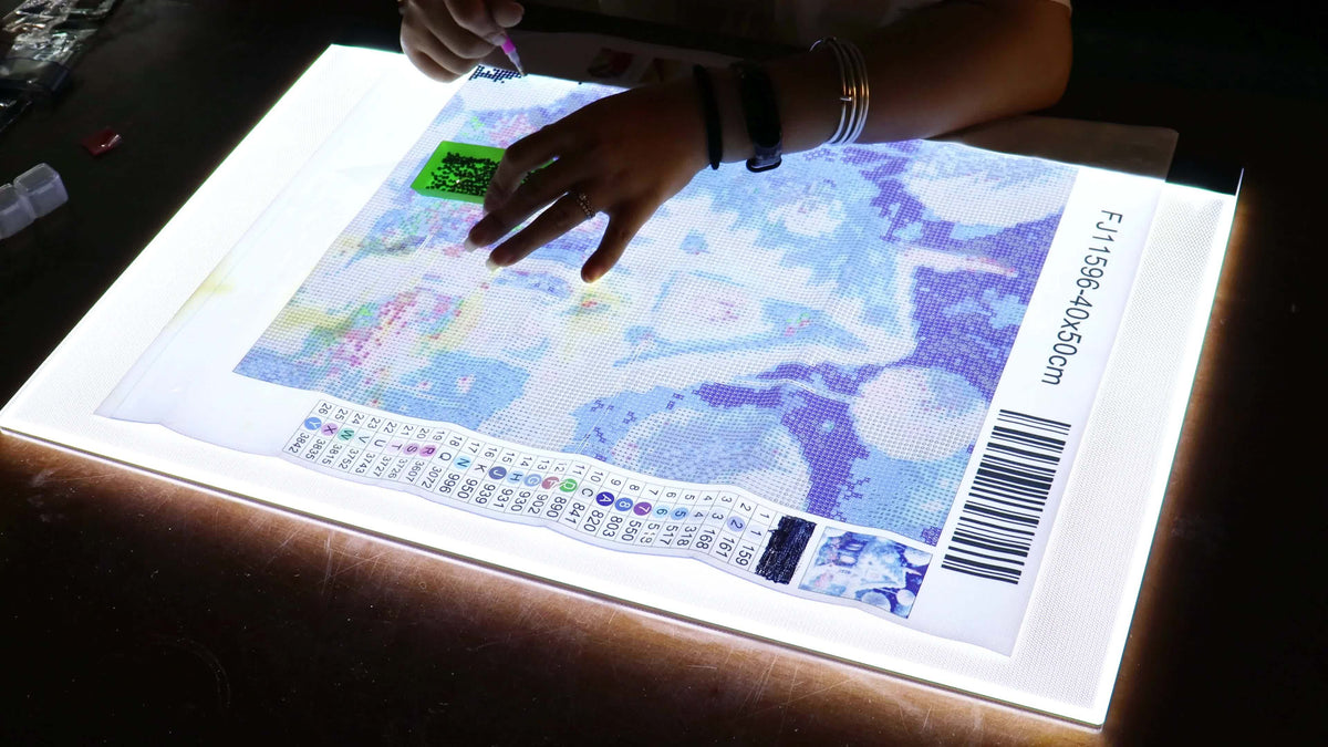 Tablette lumineuse de traçage LED A2 – Table lumineuse ultra-fine à contrôle tactile variable pour peinture au diamant, croquis, animation, transfert de tatouage et streaming, alimentée par USB, LED respectueuses des yeux, compatible Mac/PC | Velora
