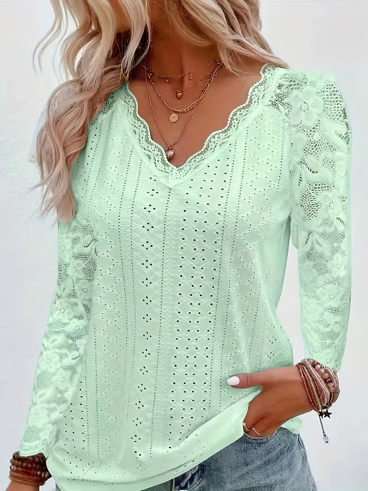 T-shirt à manches longues pour femme avec col en V en dentelle contrastante et œillets - Haut décontracté à bordure en dentelle florale élégante pour le printemps et l'automne