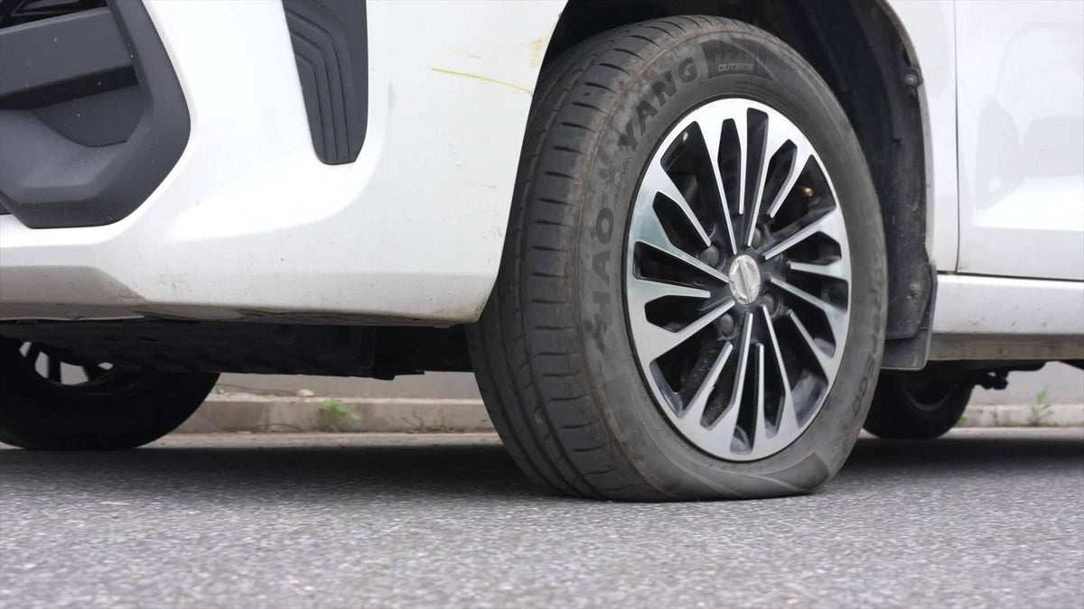 Cric hydraulique électrique de 5 tonnes avec pompe à air intégrée - Élévateur de voiture portable pour le remplacement des pneus de SUV, monospaces et camions, et entretien en garage, clé à chocs électrique en option, outil d'urgence routière