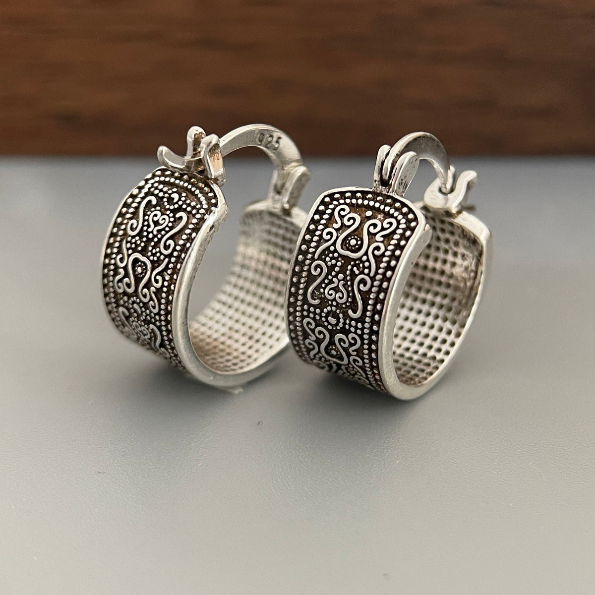 Boucles d'oreilles rétro à fleurs en argent sterling 925 pour femmes – Élégantes boucles d'oreilles pendantes à motif floral vintage, bijoux accessoires de mode pour fêtes, cadeaux de Noël et vacances