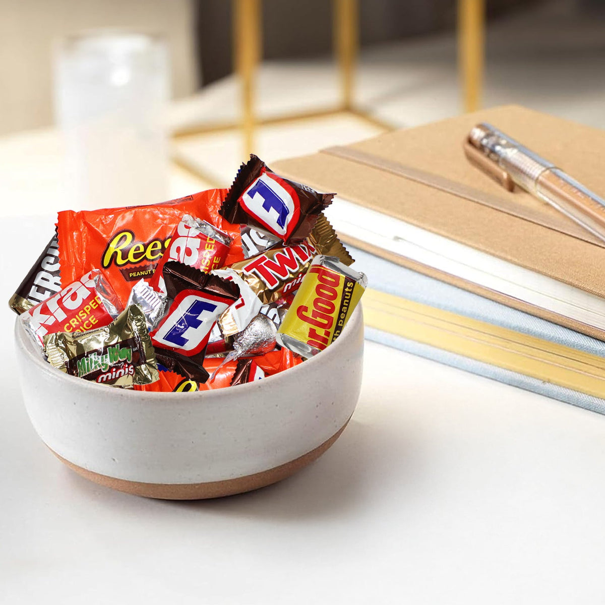 Assortiment de chocolats, sachet en vrac de 450 g – Variété de chocolats au lait, beurre de cacahuète et caramel emballés individuellement, idéal pour les fêtes d'Halloween, les vacances et le grignotage au quotidien