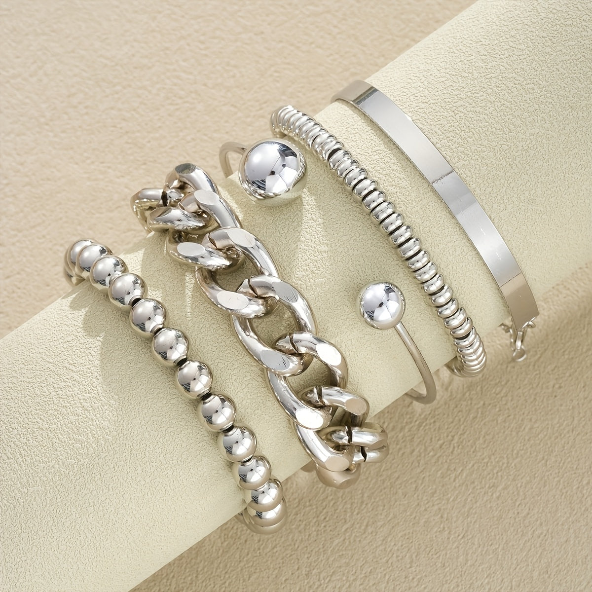 Ensemble de 5 bracelets à grosses mailles et perles pour femmes – Bijoux fantaisie superposables, tons doré et argenté, parfaits pour le quotidien, les rendez-vous, les vacances, les fêtes et comme cadeau pour petite amie
