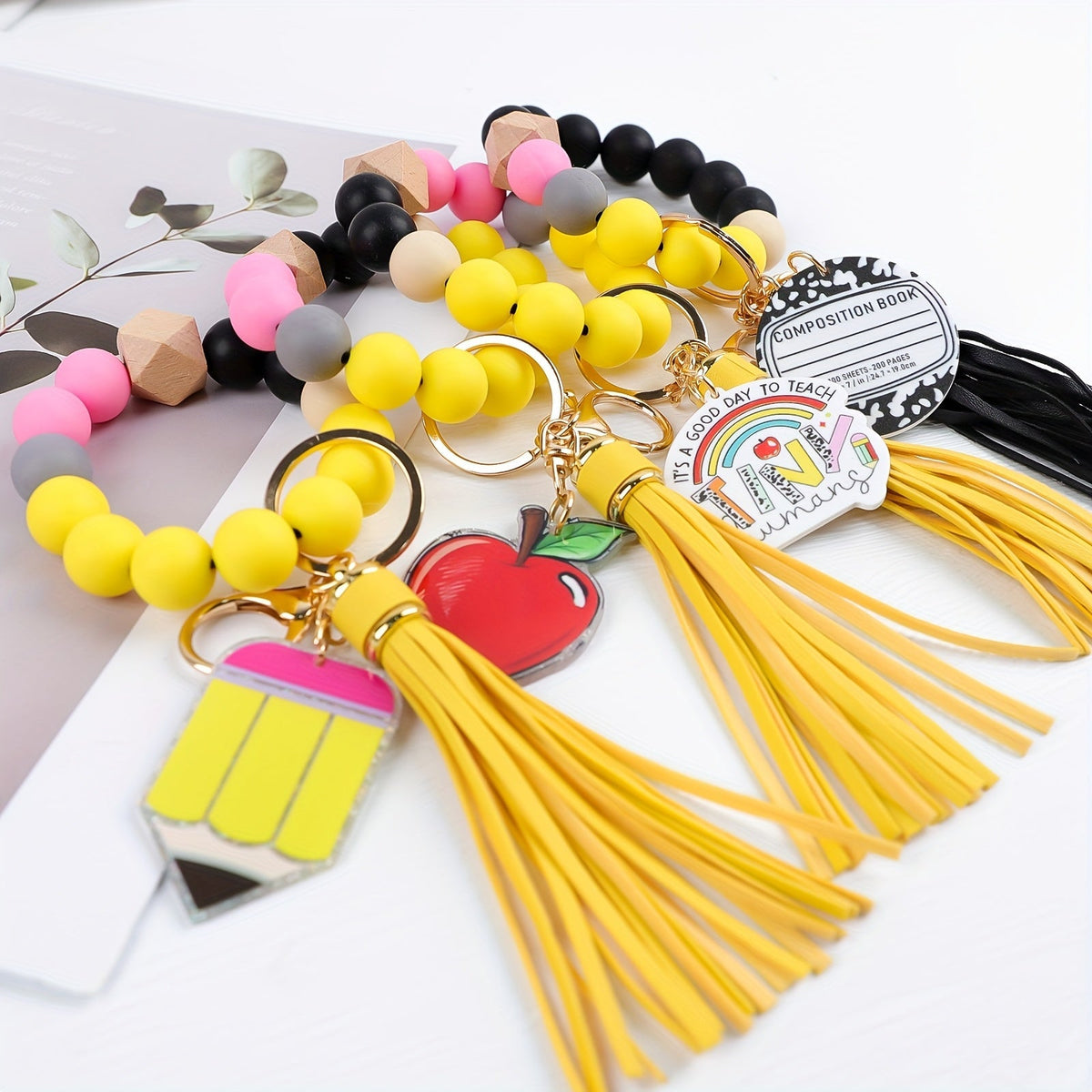 Ensemble cadeau de 4 porte-clés à perles pour enseignant – Porte-clés artisanaux avec breloques crayon, pomme, carnet et mot « TEACH », fermoir mousqueton, cadeau pour la fête des enseignants, remise de diplôme ou rentrée scolaire, pendentif pour sac