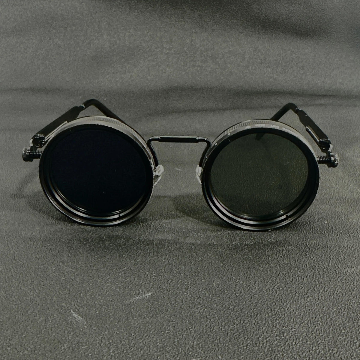 Lunettes Steampunk vintage pour homme – Luminosité réglable, monture en alliage, verres interchangeables dégradés noir et gris, accessoire de mode bohème pour fêtes et usage quotidien