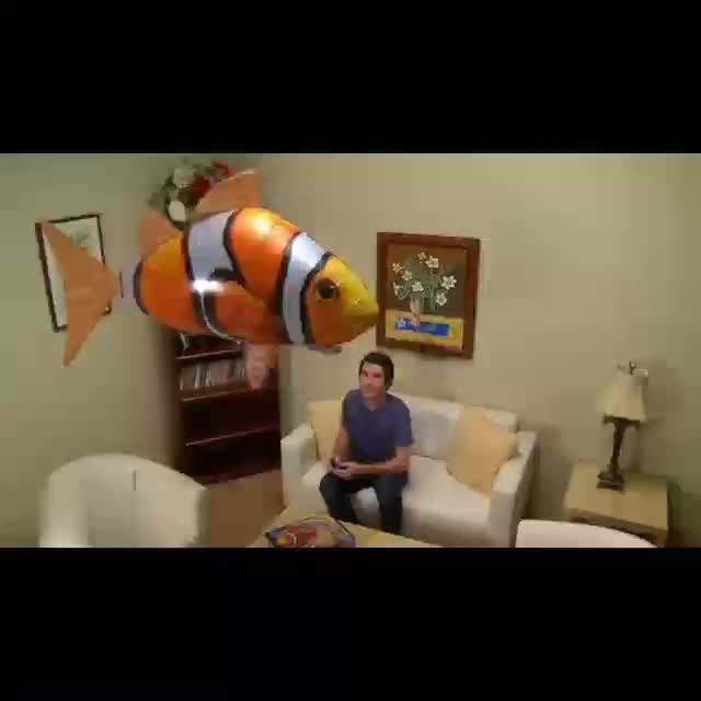 Jouet ballon gonflable requin volant télécommandé, poisson planeur flottant dans les airs, 145 cm, intérieur extérieur, cadeau d'anniversaire, Noël, Halloween pour enfants et adolescents, requin bleu ou poisson-clown orange