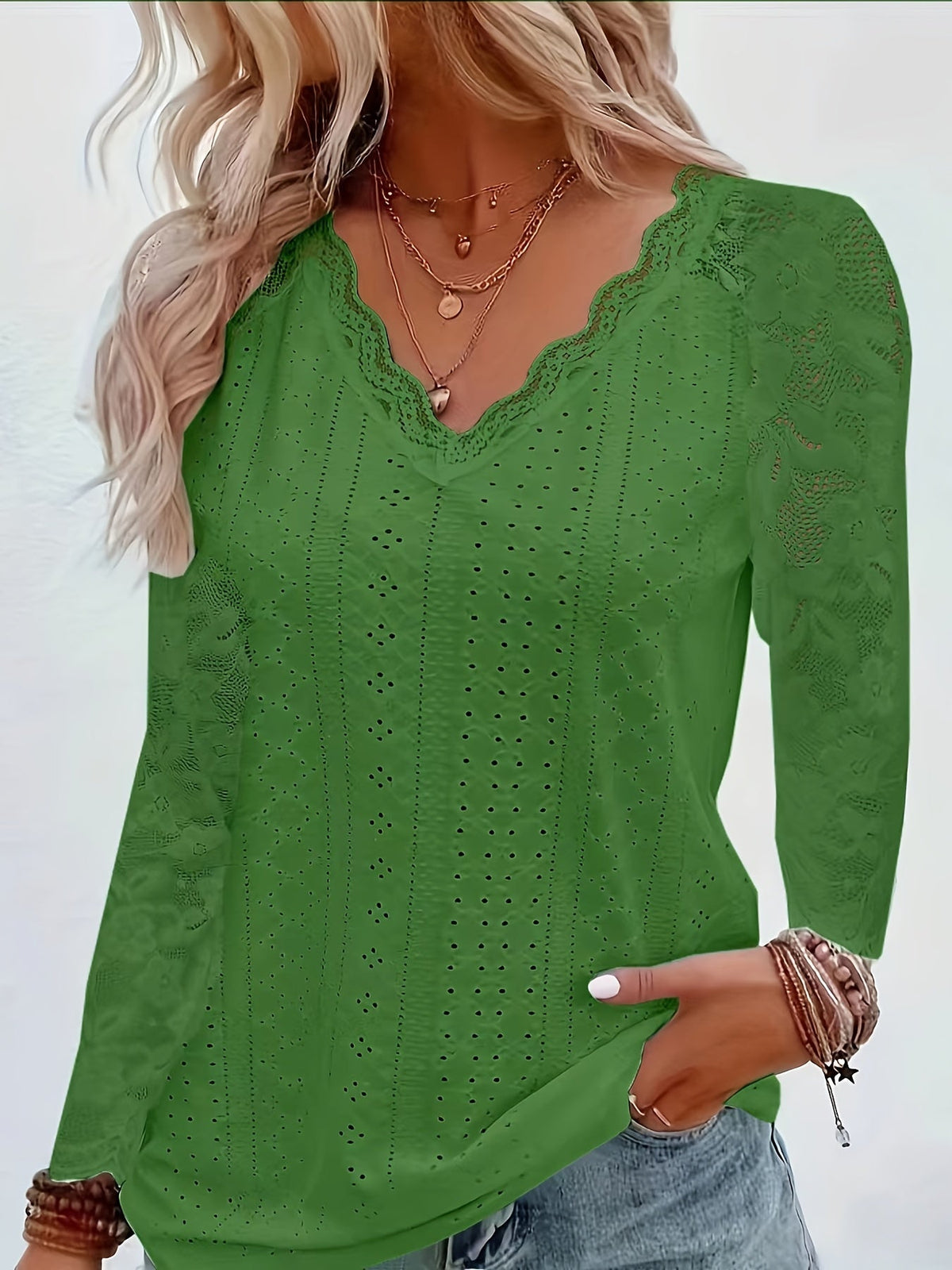 T-shirt à manches longues pour femme avec col en V en dentelle contrastante et œillets - Haut décontracté à bordure en dentelle florale élégante pour le printemps et l'automne