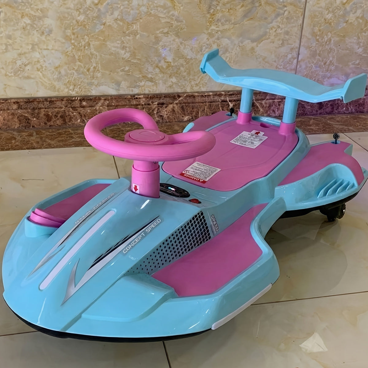 Voiture électrique à bascule 12V pour enfants - Jouet porteur 2-en-1 avec pédale, double vitesse, pulvérisation d'eau, lumières clignotantes, musique et conception anti-basculement | Garçons et filles de 3 ans et plus | Max 8 km/h