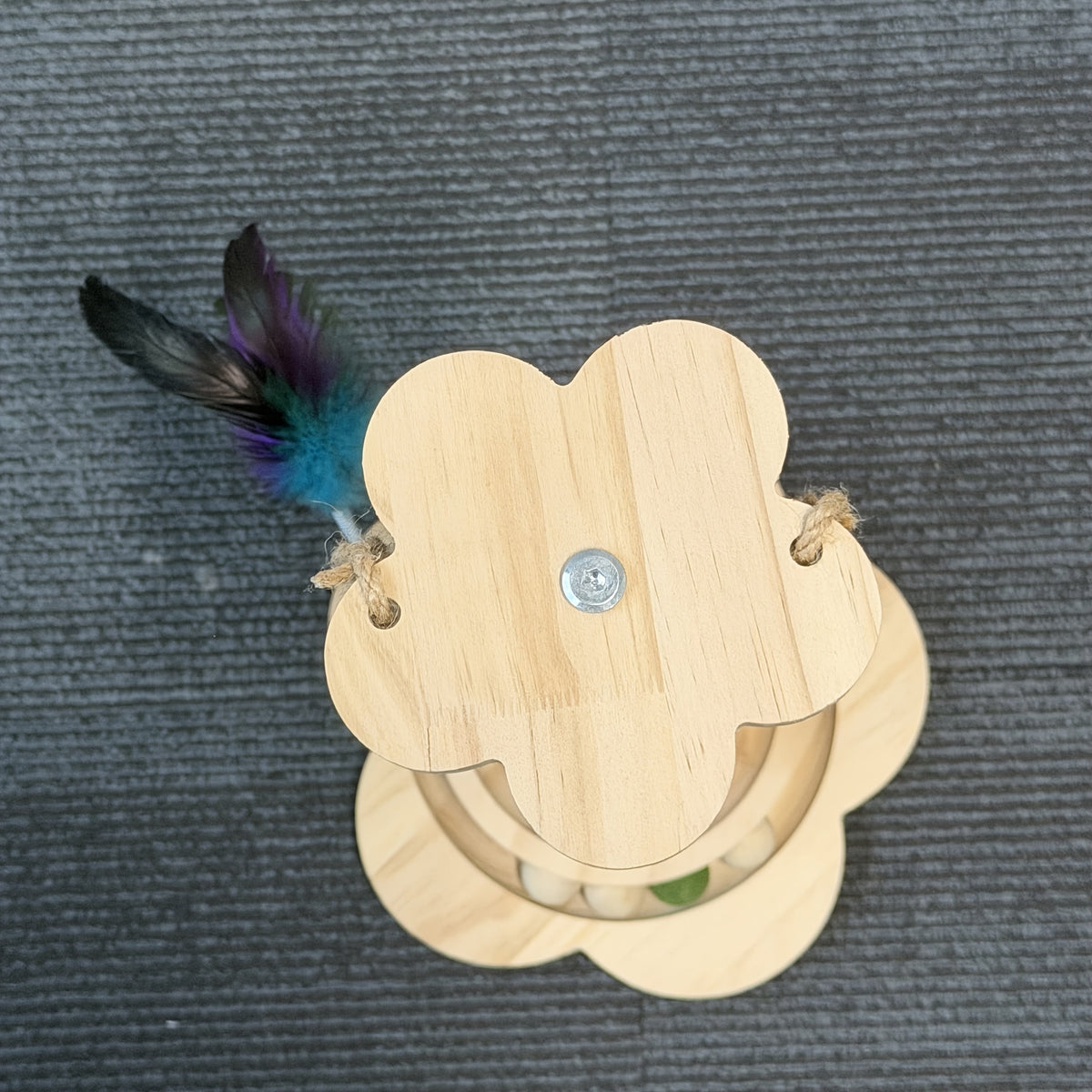 Arbre à chat multi-niveaux en sisal de qualité supérieure avec 6 balles jouets en bois, 2 balles suspendues et 2 plumeaux, base antidérapante, arbre à chat interactif pour chats d'intérieur et chatons