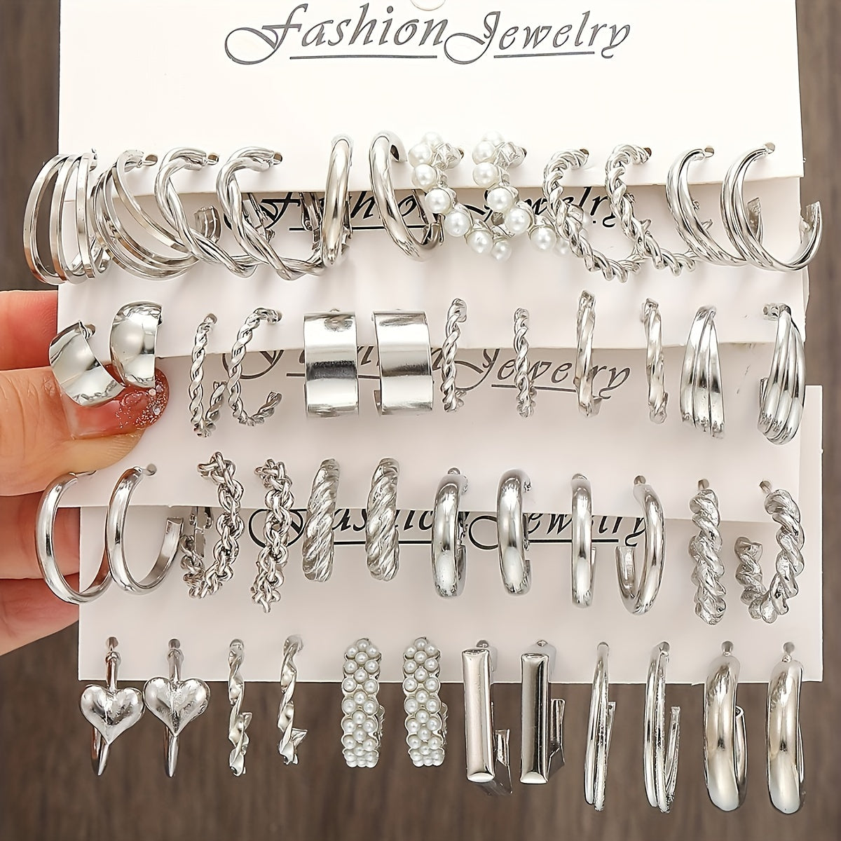 Lot de 48 boucles d'oreilles perles fantaisie pour femmes – Assortiment de modèles à puce et pendants, boucles d'oreilles hypoallergéniques couleur argent pour le quotidien, les vacances, les rendez-vous et les cadeaux de fêtes