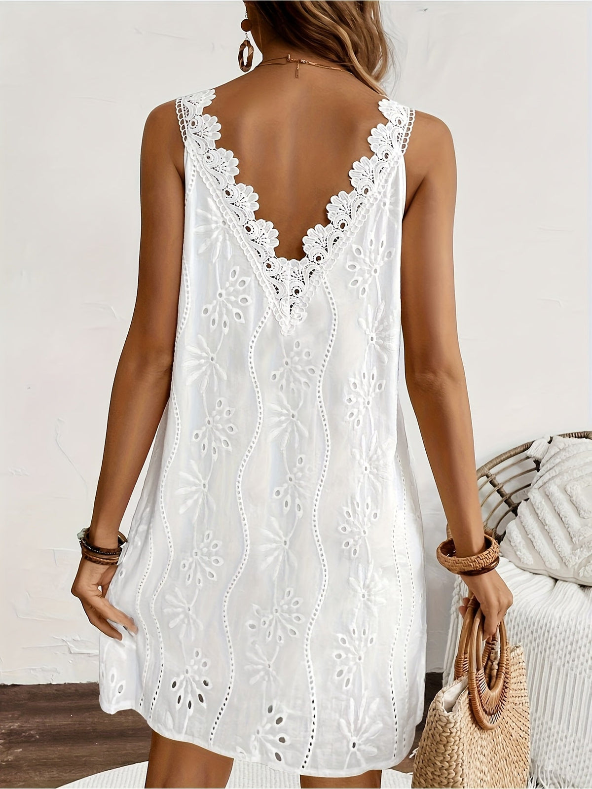 Robe courte sans manches à col en V avec détails en dentelle blanche, style péplum, idéale pour les sorties décontractées, la plage, le jardin ou les vacances, tailles S-XXL