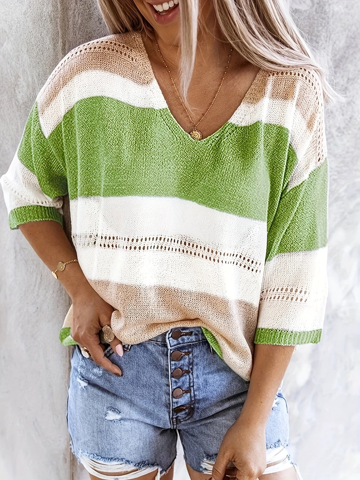 Haut en tricot pour femme, col en V, épaules dénudées, ajouré, à rayures et blocs de couleurs - Chemisier décontracté d'été pour le quotidien et les vacances à la plage