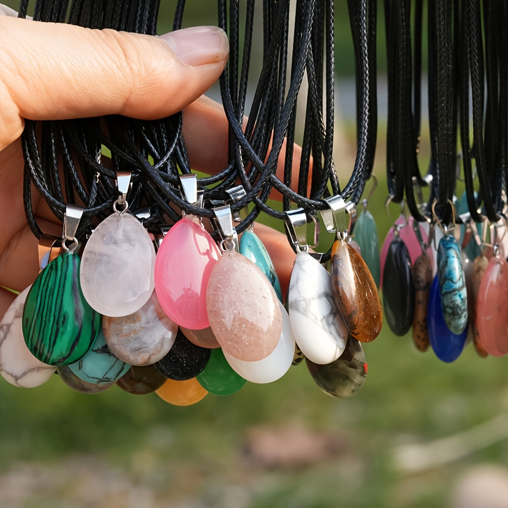 Lot de 40 colliers avec pendentif goutte en cristal naturel – Pendentifs en pierre multicolore avec cordon en similicuir, bijoux bohèmes élégants en gros pour fêtes, loisirs créatifs et cadeaux