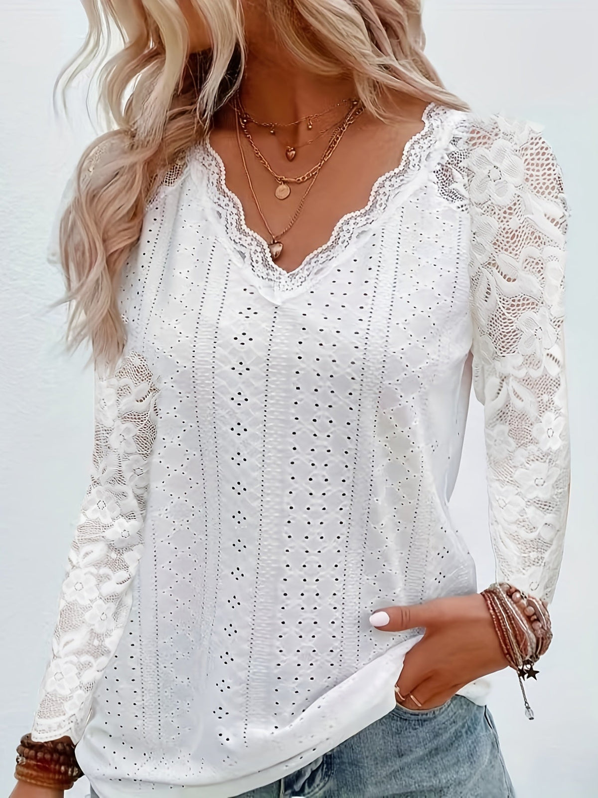 T-shirt à manches longues pour femme avec col en V en dentelle contrastante et œillets - Haut décontracté à bordure en dentelle florale élégante pour le printemps et l'automne