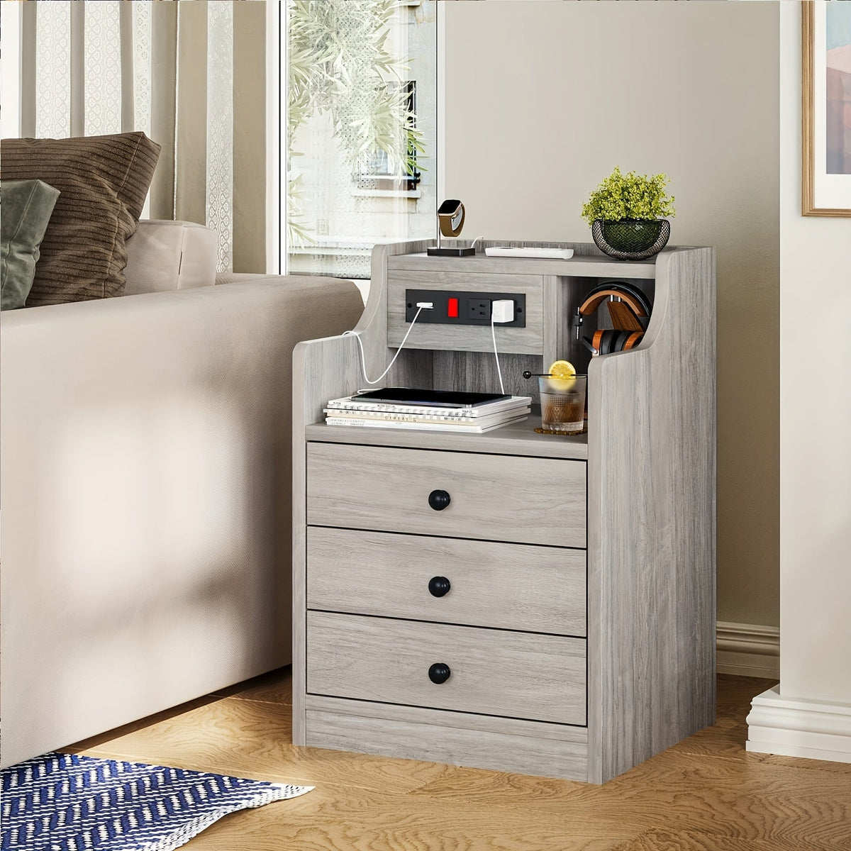 Table de chevet avec station de charge – 2 ports USB et 2 prises, étagère et 3 tiroirs, bout de canapé pour chambre, salon et bureau, gris ou blanc