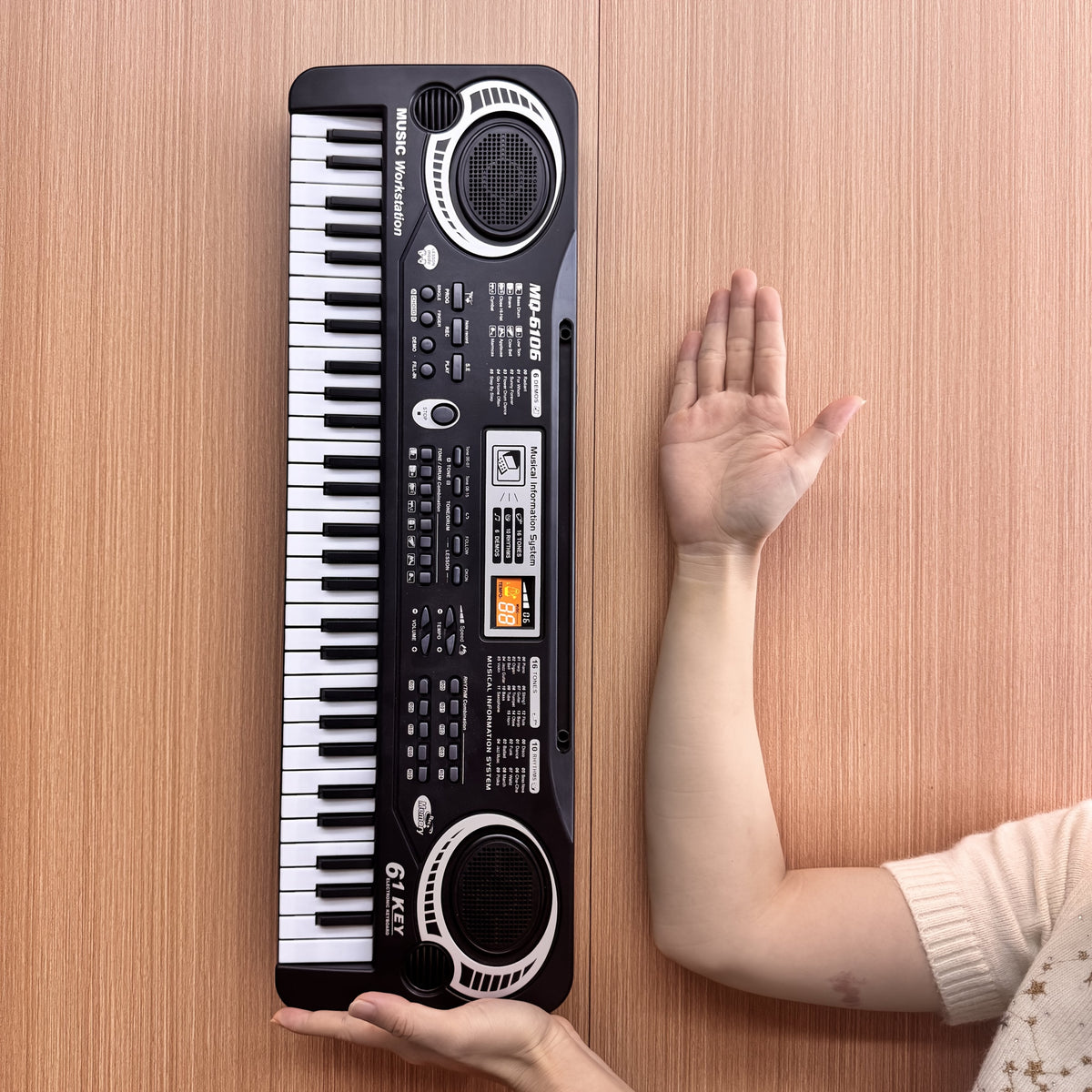 Clavier électronique 61 touches pour débutants - microphone intégré, partitions imprimées et alimentation USB, kit de démarrage complet pour enfants et adultes, cadeau d'anniversaire idéal pour les mélomanes