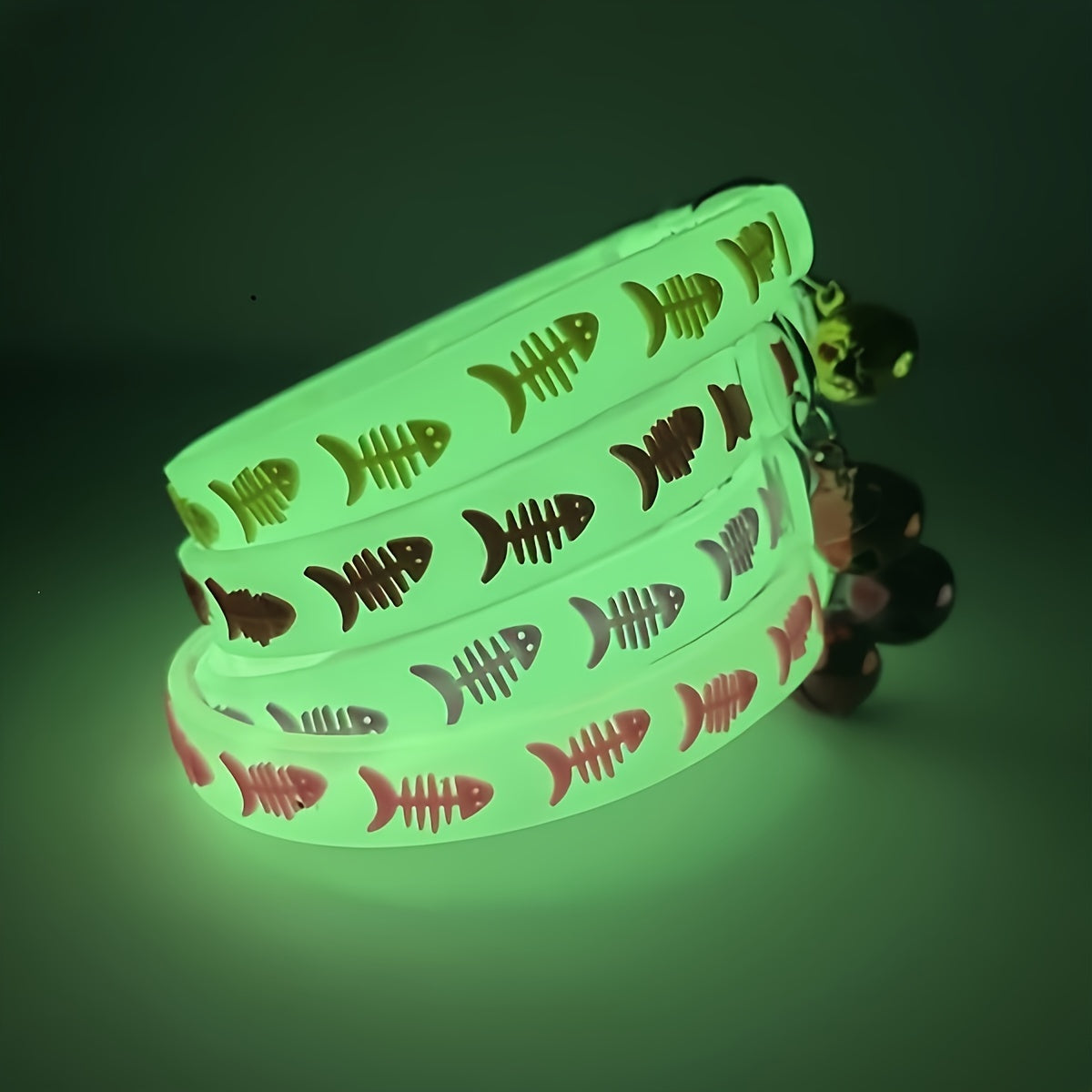 Lot de 4 colliers pour chat phosphorescents avec clochette, colliers réfléchissants de sécurité nocturne pour chats d'extérieur, réactifs à la lumière noire, couleurs assorties, taille unique.