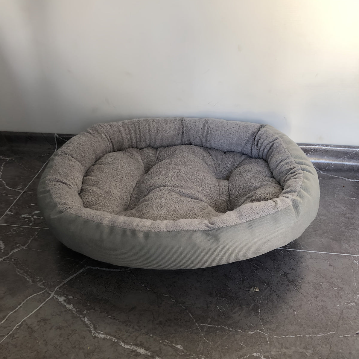 Panier ovale pour chats et chiens de petite à moyenne taille – Couchage douillet, doux et chaud en polyester texturé, coussin de sommeil confortable pour intérieur, adapté aux chatons, chiots, chihuahuas, teckels et shih tzus