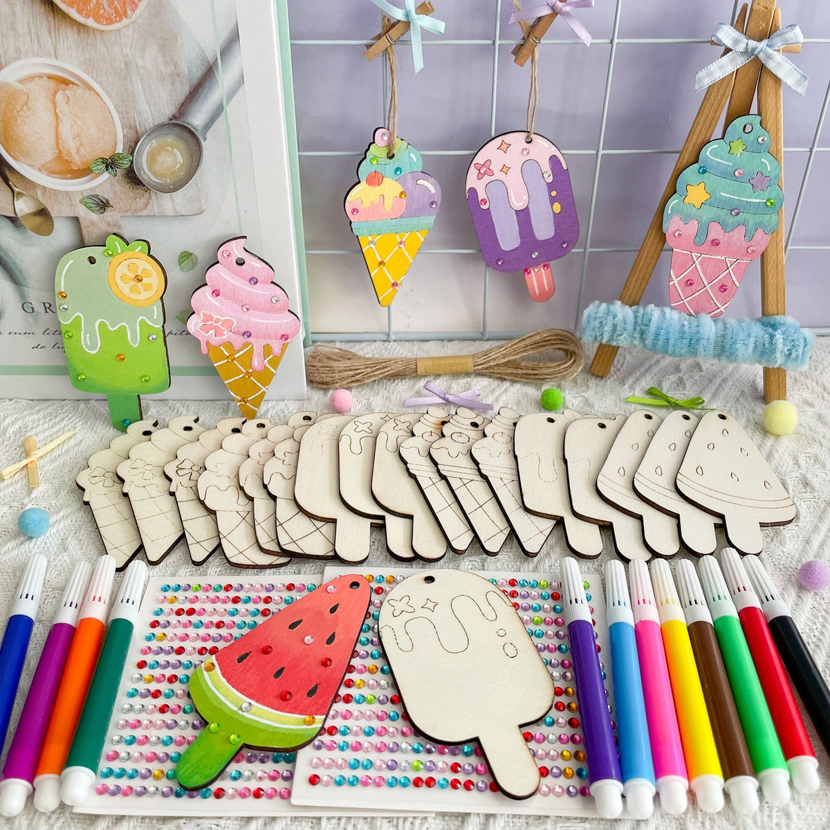 Kit de loisirs créatifs en bois « Glaces » pour enfants, 39 pièces : 24 formes en bois brut, 12 feutres, 2 planches de stickers joyaux, ficelle. Kit de peinture DIY pour fêtes d'anniversaire, activités scolaires, soirées pyjama. Dès 3 ans.