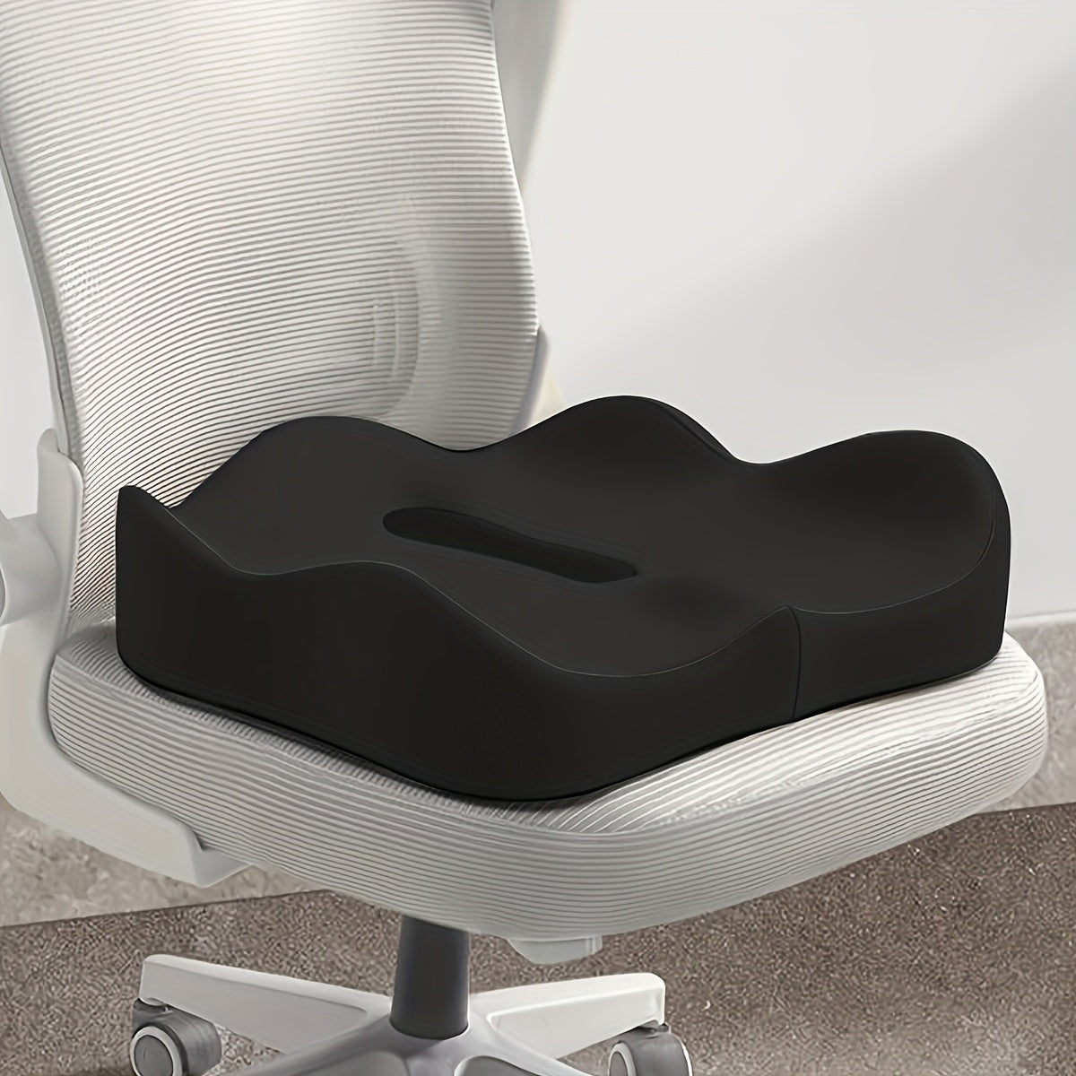 Coussin d'assise ergonomique en mousse à mémoire de forme pour chaise de bureau, fauteuil roulant et siège de voiture – Soulagement du coccyx profilé, housse en maille douce, base antidérapante, plusieurs couleurs disponibles