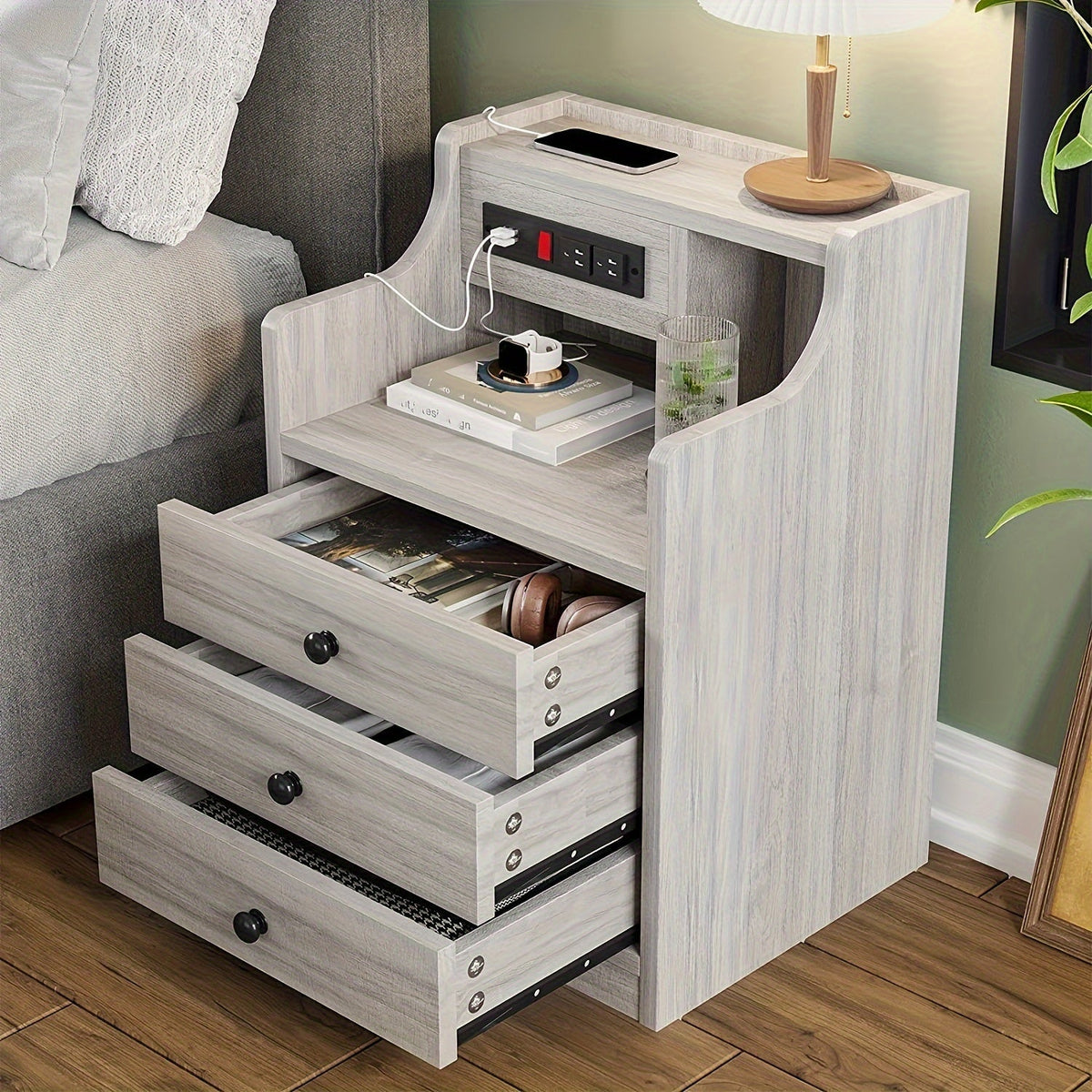 Table de chevet avec station de charge – 2 ports USB et 2 prises, étagère et 3 tiroirs, bout de canapé pour chambre, salon et bureau, gris ou blanc