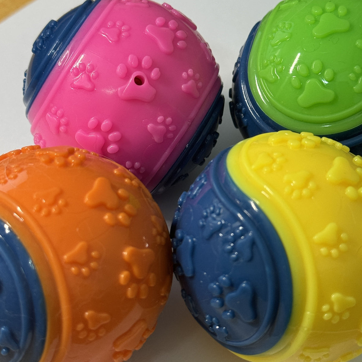 Lot de 4 balles pouët-pouët pour chien - Jouets à mâcher durables en caoutchouc non toxique pour chiots en période de dentition et mâcheurs agressifs, balles interactives de nettoyage des dents pour toutes races et tailles, couleurs assorties