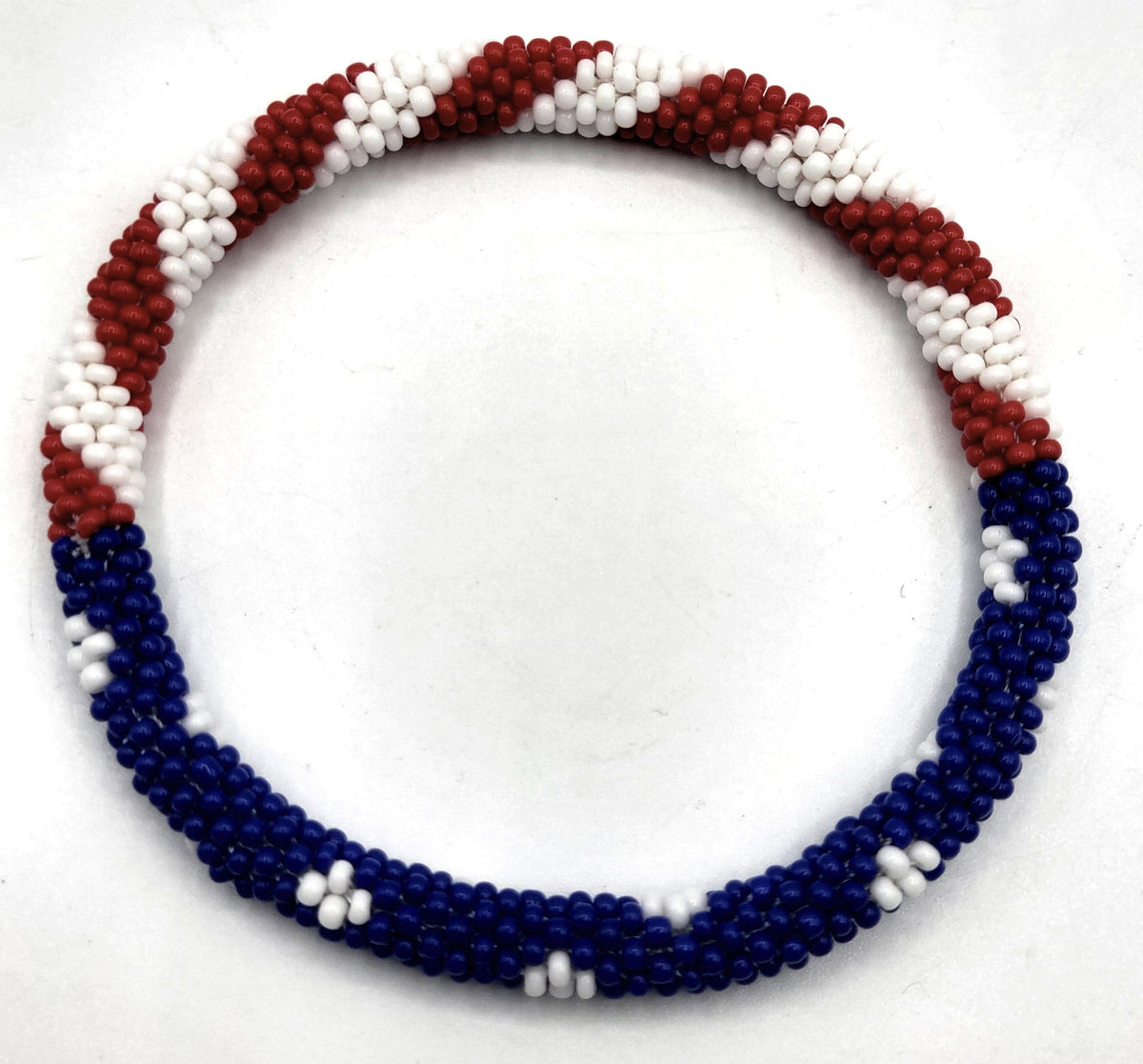 Lot de 2 bracelets artisanaux en perles de verre aux couleurs du drapeau américain – Joncs bohèmes crochetés pour hommes et femmes, bijoux artisanaux du Népal, ensemble de bracelets en perles rouge, blanc et bleu, cadeau pour le 4 juillet