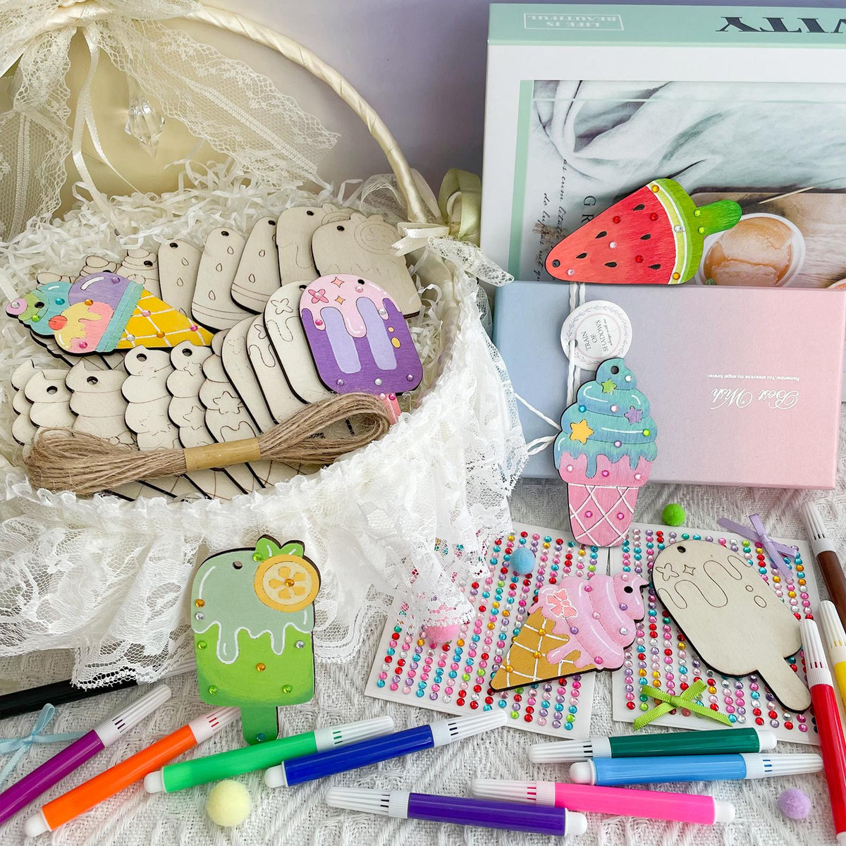 Kit de loisirs créatifs en bois « Glaces » pour enfants, 39 pièces : 24 formes en bois brut, 12 feutres, 2 planches de stickers joyaux, ficelle. Kit de peinture DIY pour fêtes d'anniversaire, activités scolaires, soirées pyjama. Dès 3 ans.