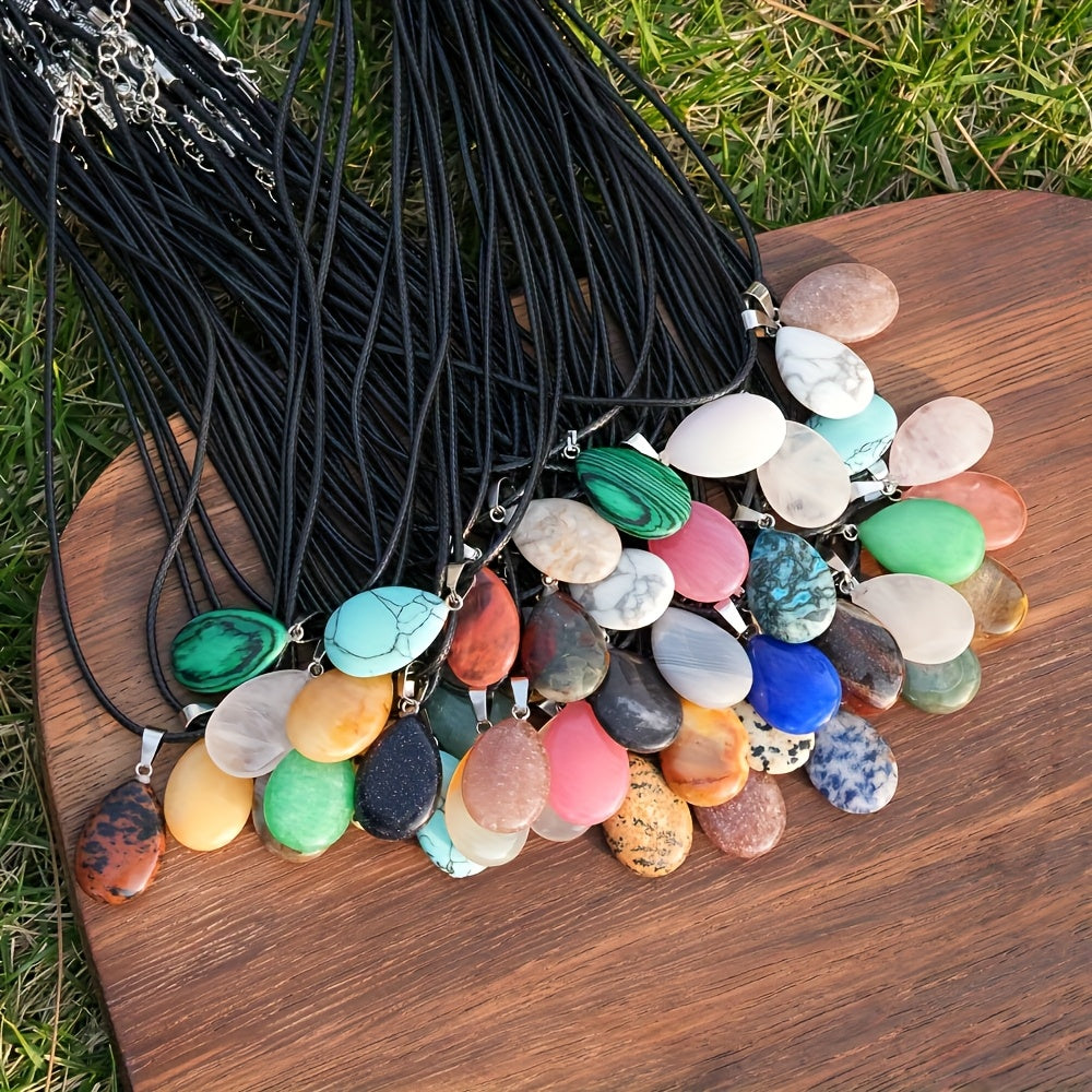Lot de 40 colliers avec pendentif goutte en cristal naturel – Pendentifs en pierre multicolore avec cordon en similicuir, bijoux bohèmes élégants en gros pour fêtes, loisirs créatifs et cadeaux