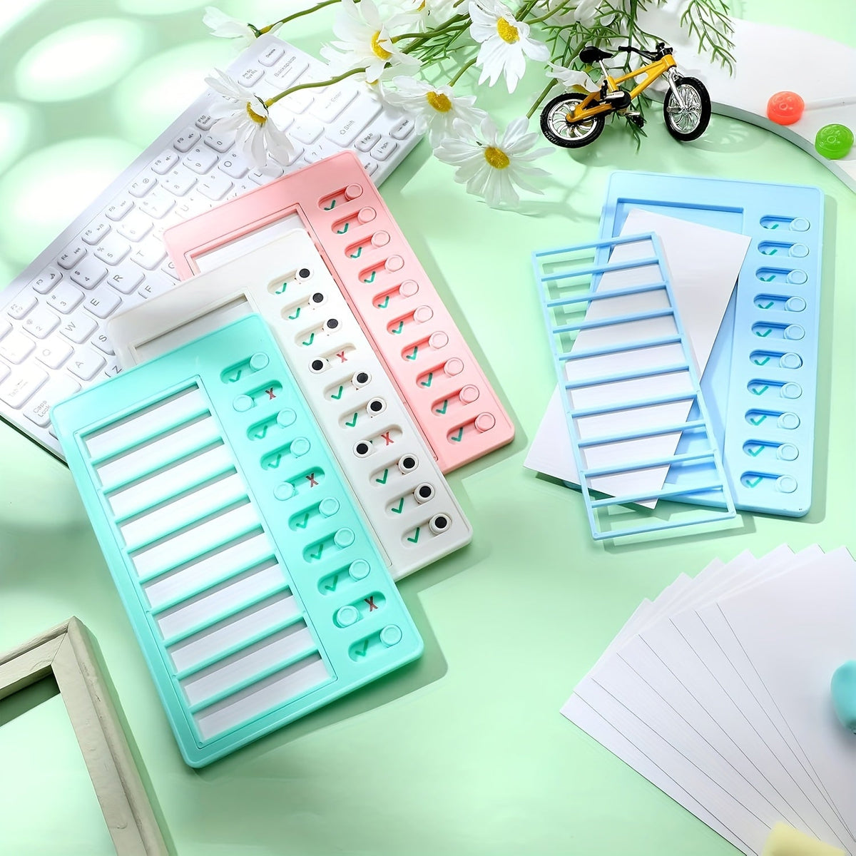 Lot de 4 tableaux de corvées – Tableaux de tâches à cocher en plastique avec 10 listes de tâches détachables en papier cartonné pour l'organisation de la routine domestique, les corvées des enfants, le planning familial et le suivi des tâches quotidiennes