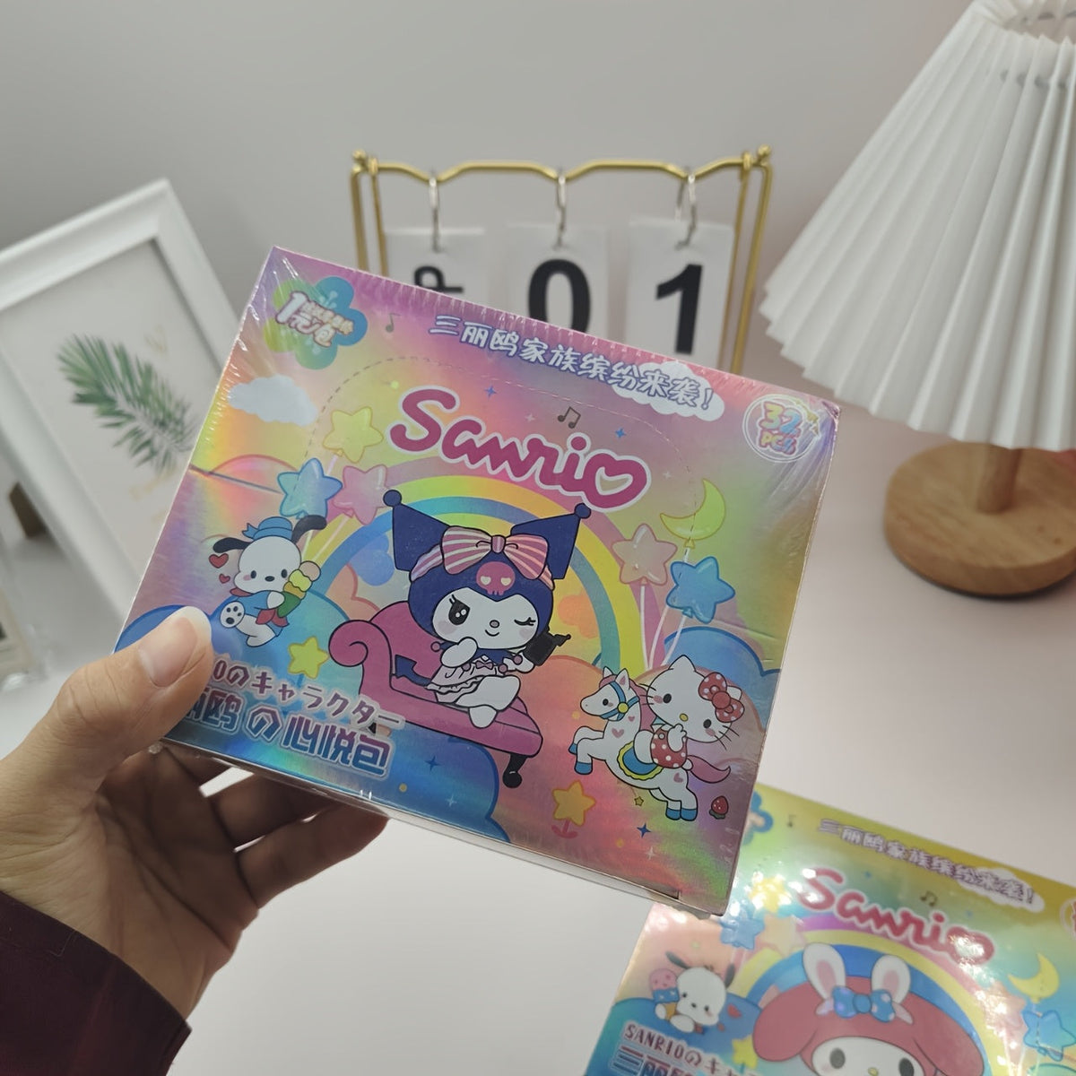 Cartes à collectionner Sanrio - 1 boîte de 32 paquets aléatoires | Hello Kitty, My Melody, Kuromi et plus, papier cartonné de haute qualité, cadeau d'anniversaire ou de Noël pour filles et fans de Sanrio