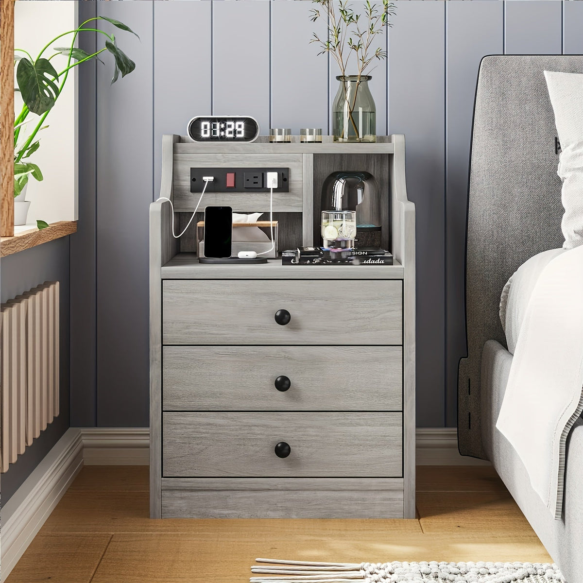 Table de chevet avec station de charge – 2 ports USB et 2 prises, étagère et 3 tiroirs, bout de canapé pour chambre, salon et bureau, gris ou blanc
