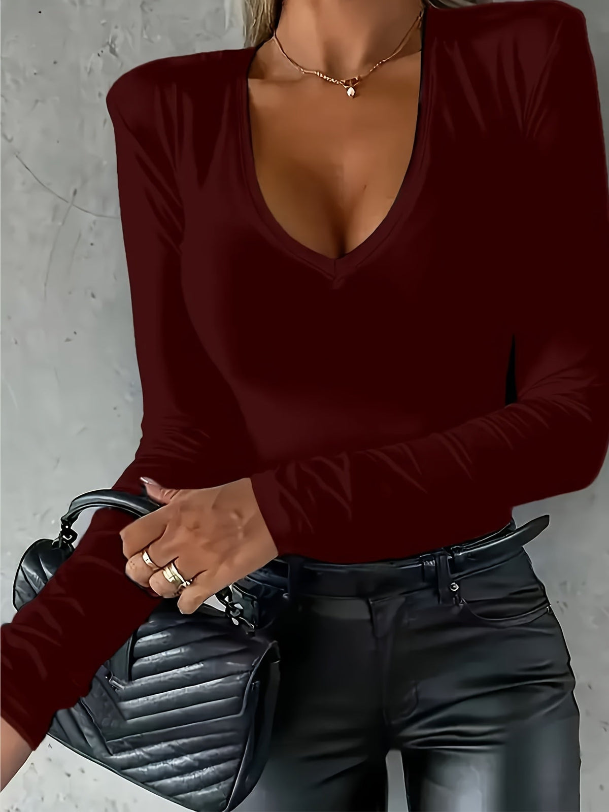 Haut moulant à manches longues et col en V profond style Y2K pour femme, t-shirt stretch ajusté, haut décontracté et élégant pour sortir, sous-vêtement ou haut de base uni.