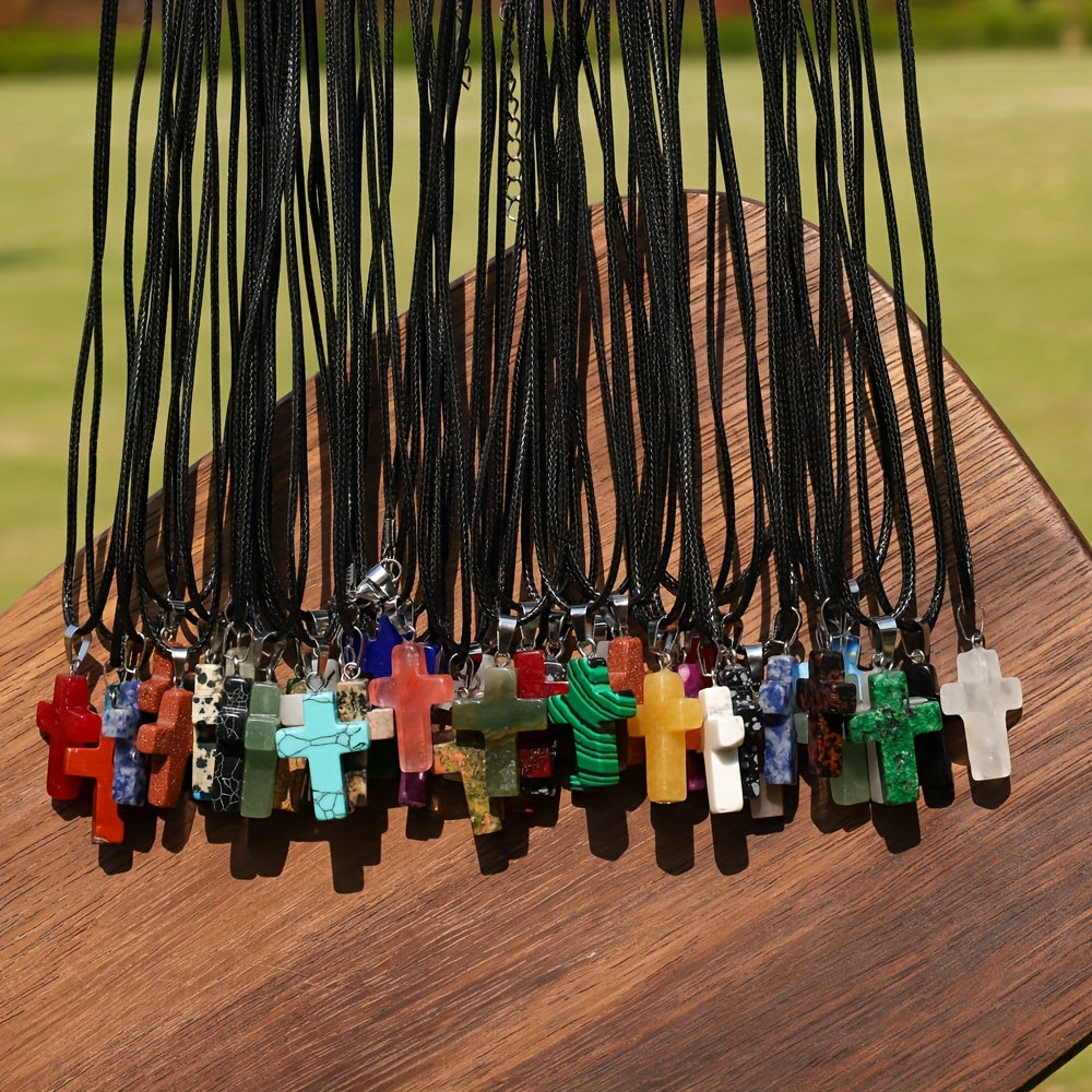Lot de 50 pendentifs croix en pierre naturelle et colliers DIY – 25 breloques croix en pierre colorée + 25 chaînes noires pour la création de bijoux, bracelets, boucles d'oreilles, loisirs créatifs, cadeau pour adolescent