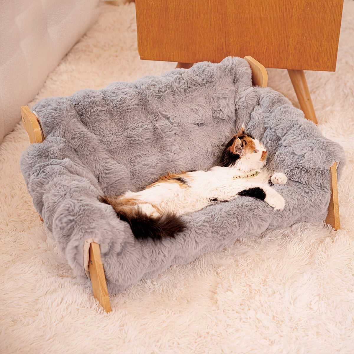 Canapé-lit surélevé pour animaux, fauteuil de repos pour chien et chat en bois massif avec tapis en bambou, meuble moderne pour petits et moyens chiens et chats, robuste et élégant, gris et blanc