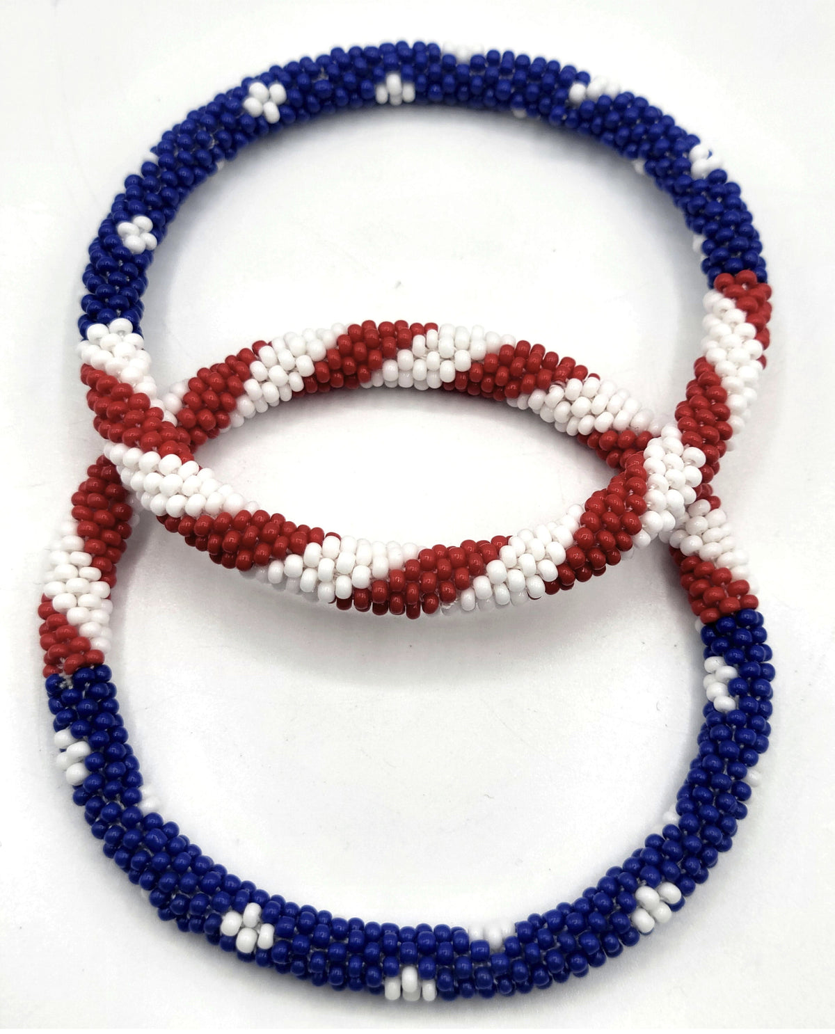 Lot de 2 bracelets artisanaux en perles de verre aux couleurs du drapeau américain – Joncs bohèmes crochetés pour hommes et femmes, bijoux artisanaux du Népal, ensemble de bracelets en perles rouge, blanc et bleu, cadeau pour le 4 juillet