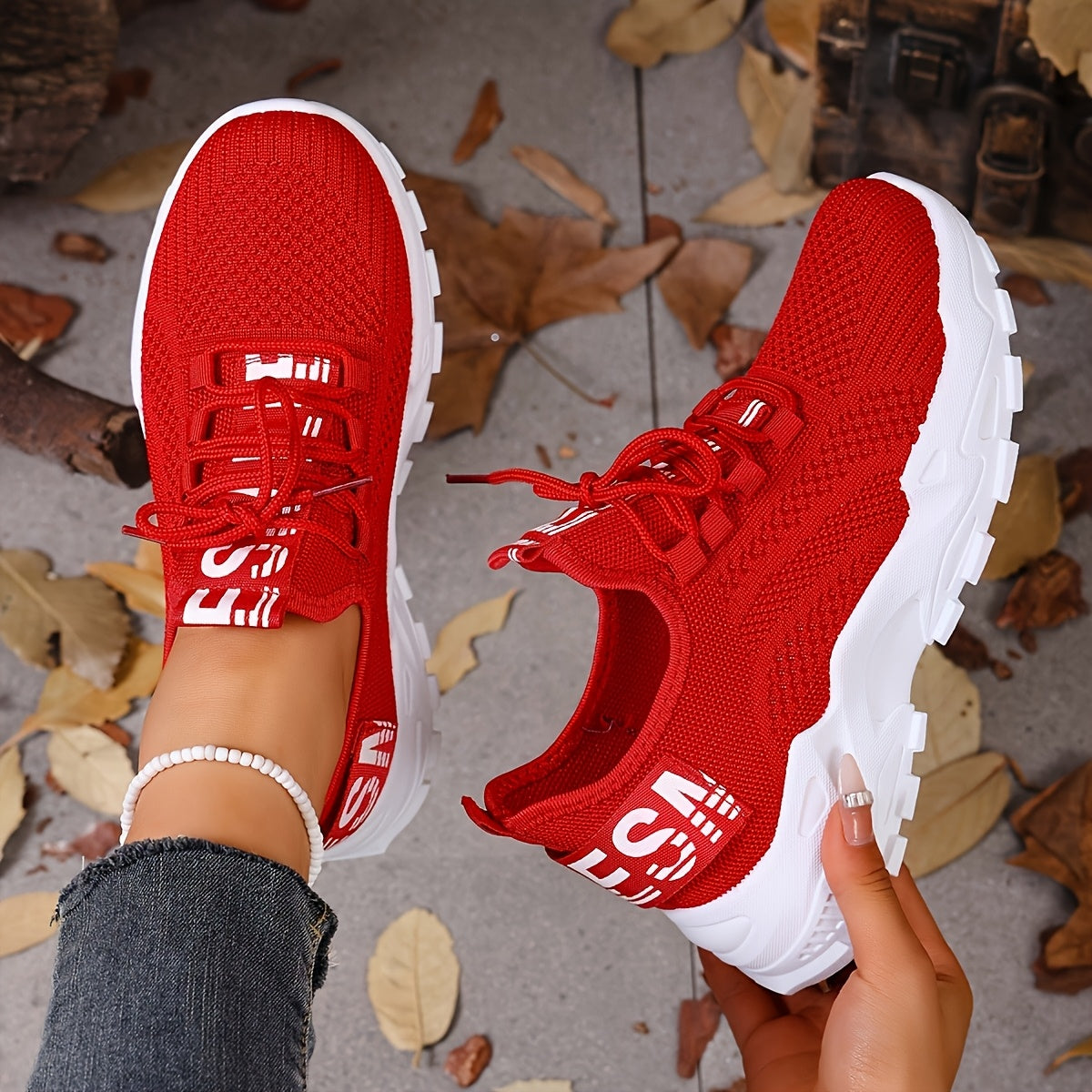 Baskets basses à lacets en maille respirante pour femme – Chaussures de running et décontractées légères avec semelle antidérapante en TPR pour la salle de sport, la marche et le quotidien, noir, kaki et rouge, tailles US 2,5–10,5