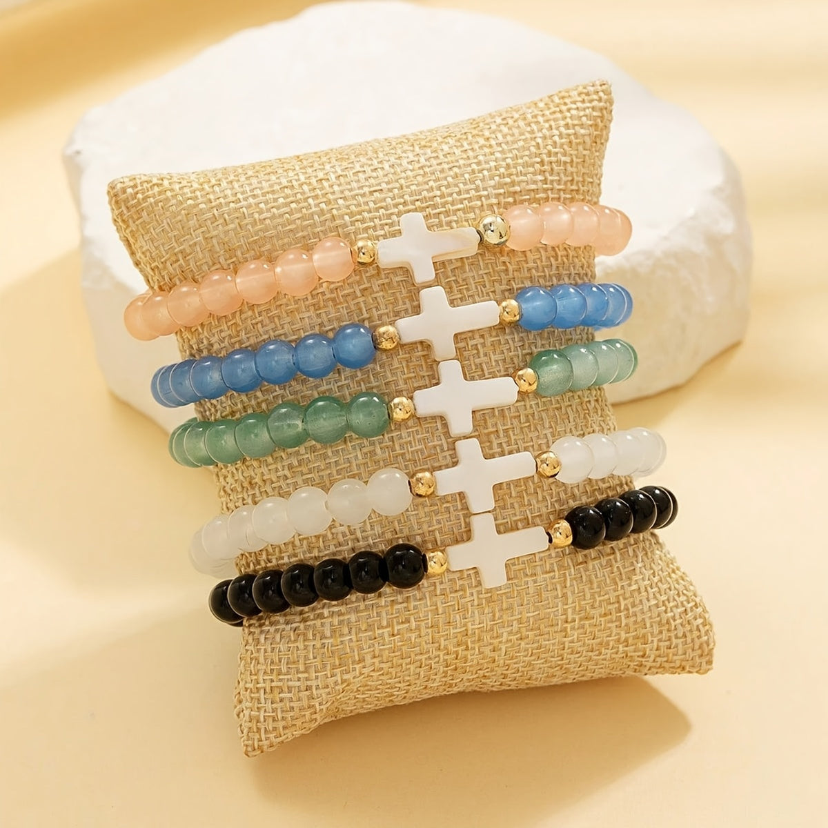 Lot de 24 bracelets élastiques bohèmes à breloques croix – Bracelets extensibles colorés avec breloques croix en résine et verre, lot en gros pour le quotidien, les vacances, les fêtes et les cadeaux de fin d'année