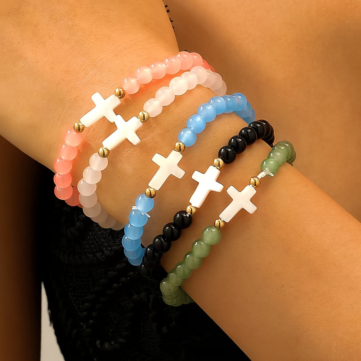 Lot de 24 bracelets élastiques bohèmes à breloques croix – Bracelets extensibles colorés avec breloques croix en résine et verre, lot en gros pour le quotidien, les vacances, les fêtes et les cadeaux de fin d'année