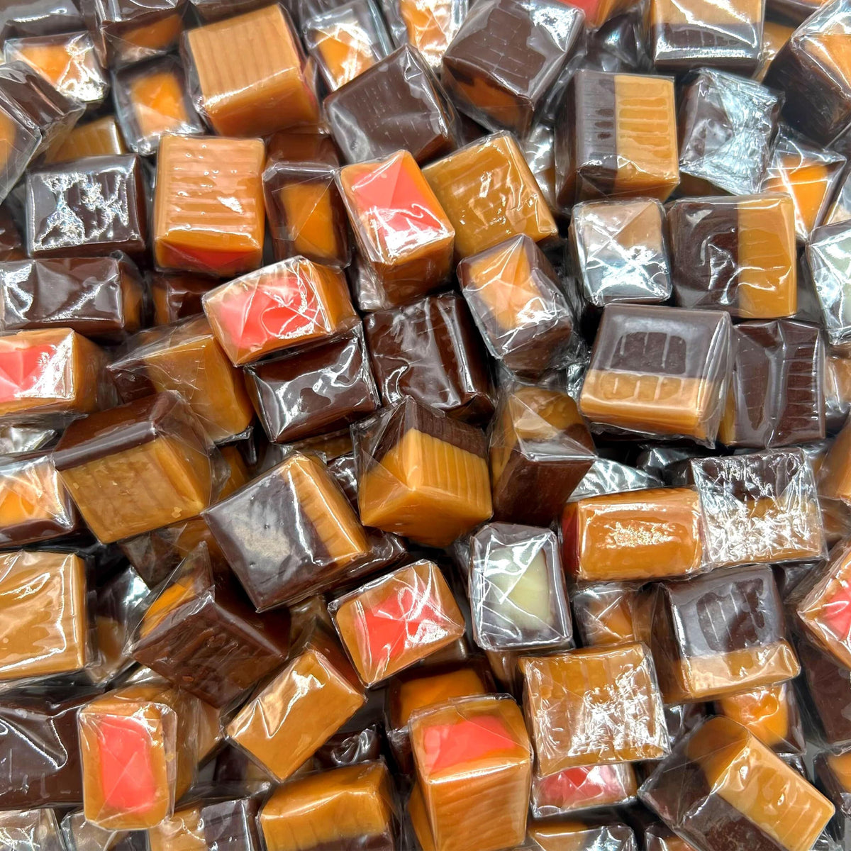 Sachet en vrac de 3 livres de bonbons fourrés aux cubes de caramel – ~220 unités emballées individuellement, parfums assortis : fraise, chocolat, orange, vanille et menthe, idéal pour les coupelles à bonbons, les cadeaux et la pâtisserie
