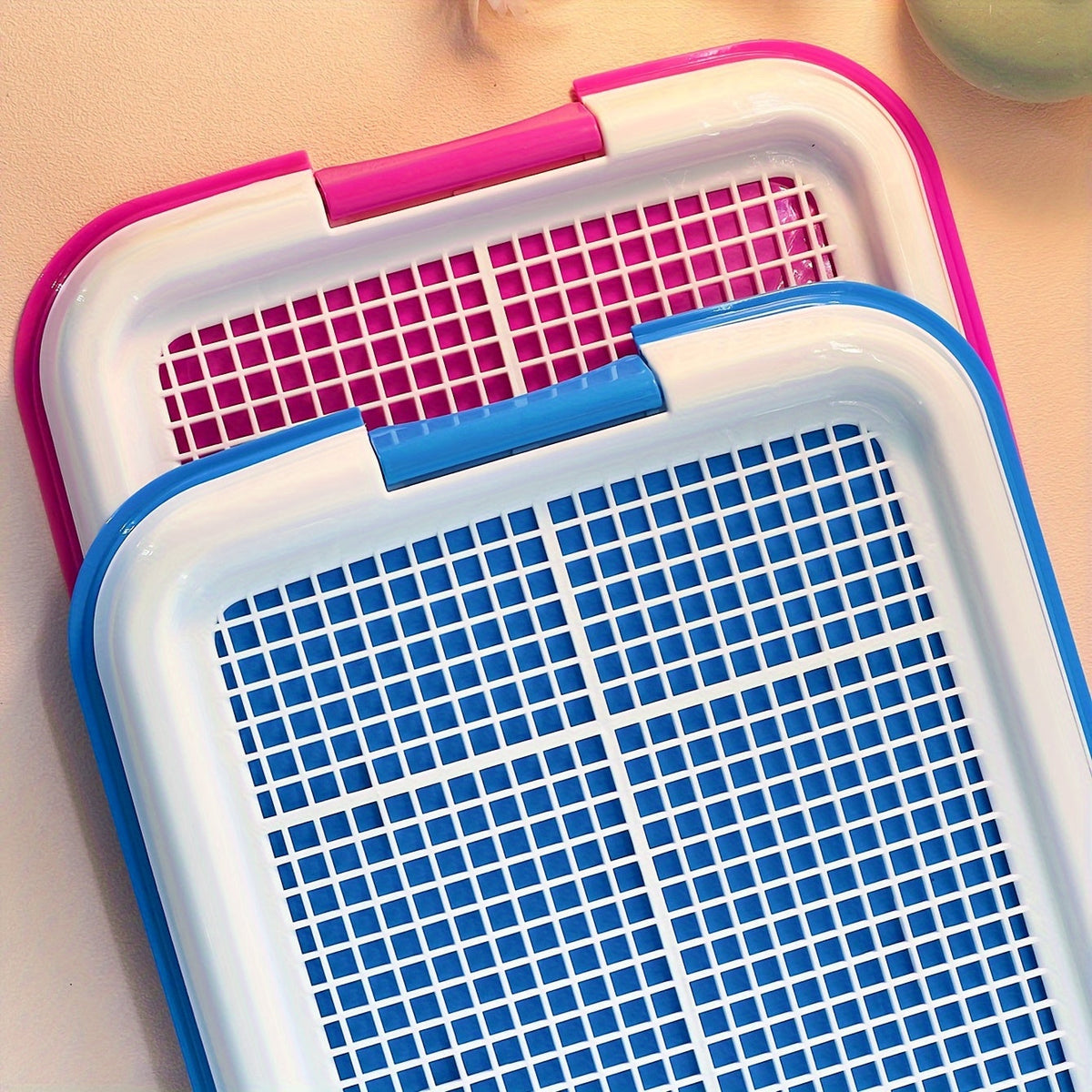 Toilettes d'intérieur pour petits chiens avec grille anti-piétinement creuse – Bac à litière hygiénique à drainage facile pour chiens de petites races, chiots et chiens de type Teddy, solution d'apprentissage de la propreté pour animaux de compagnie.